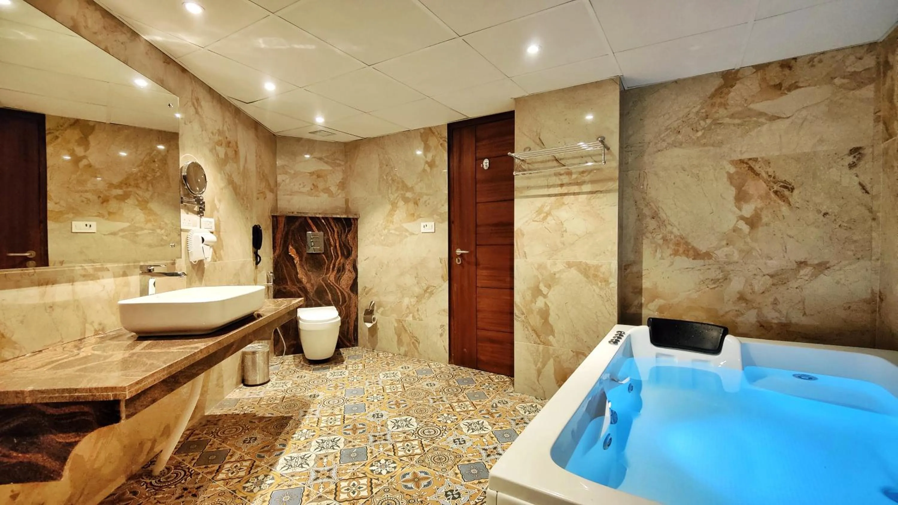 Bathroom in Royale Retreat Hotel & Spa Near Mall Road