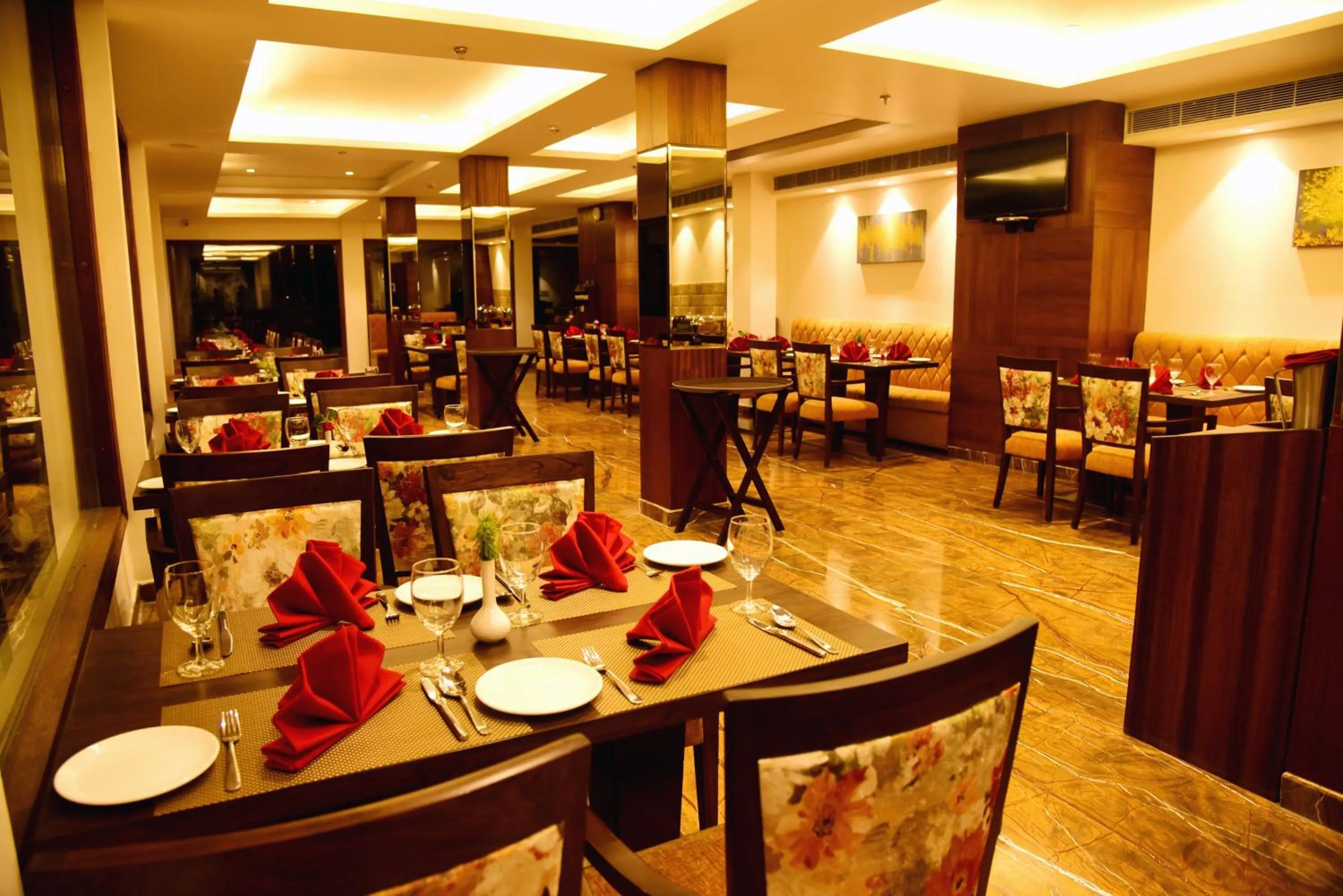 Breakfast in Royale Retreat Hotel & Spa Near Mall Road