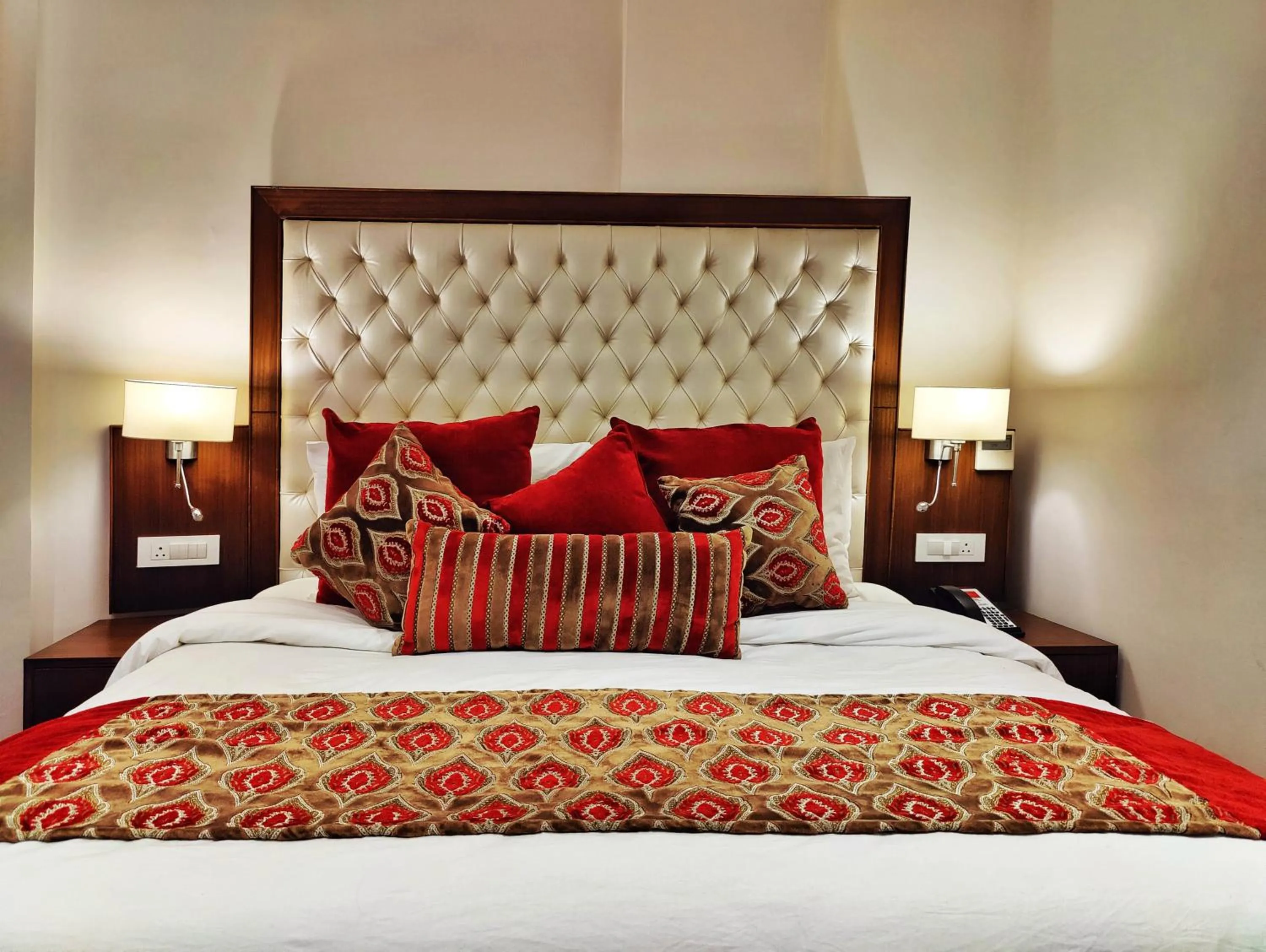 Bed in Royale Retreat Hotel & Spa Near Mall Road
