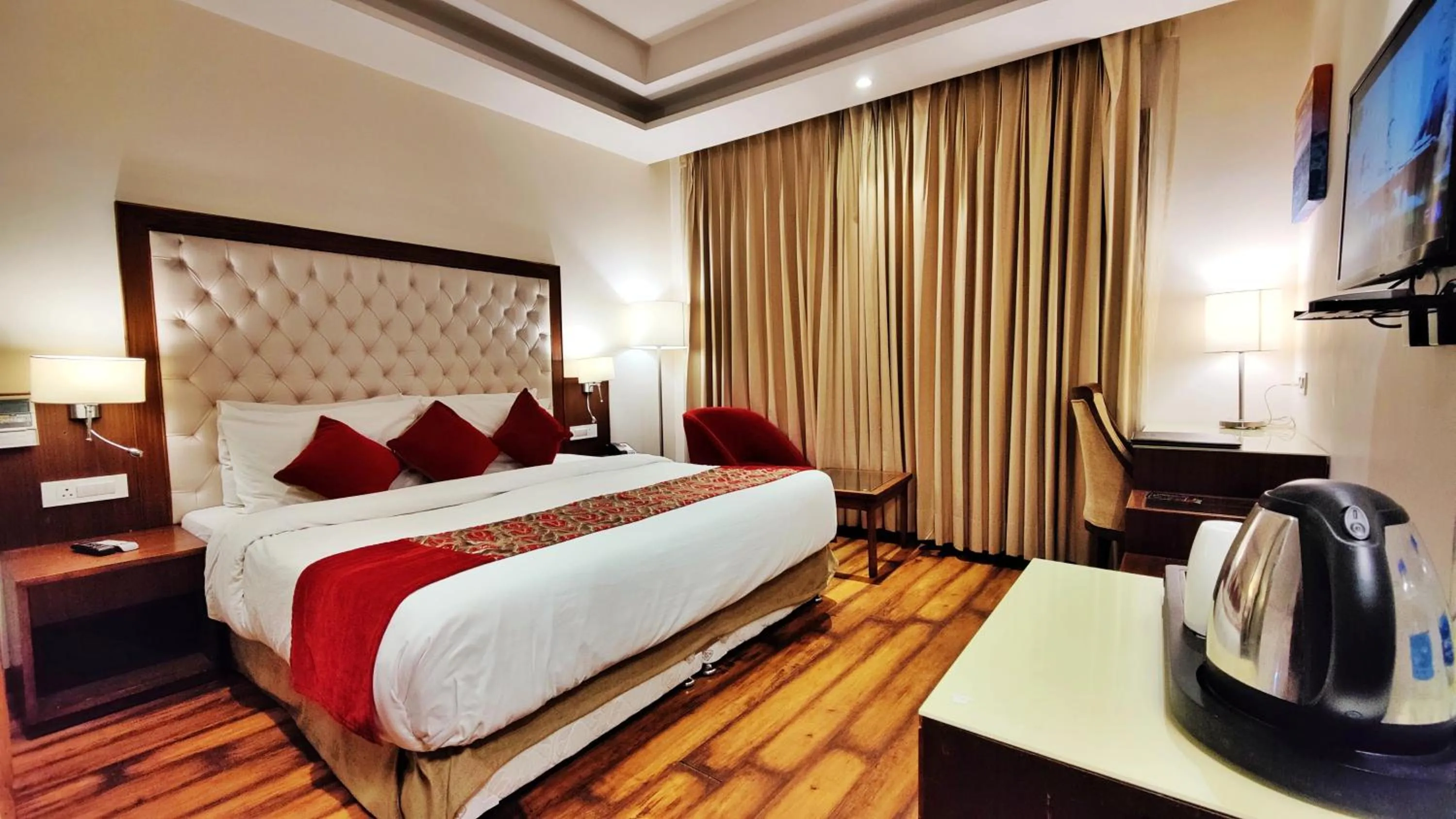 Bed in Royale Retreat Hotel & Spa Near Mall Road