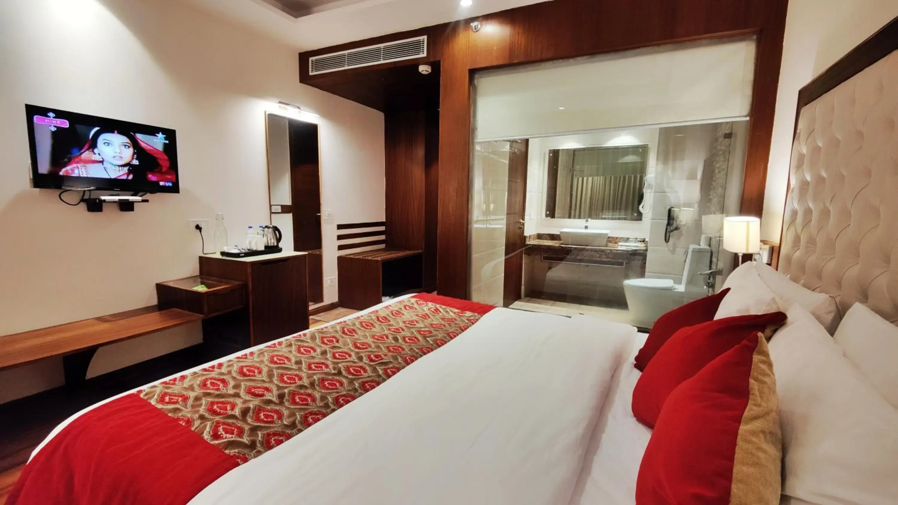 Deluxe Room in Royale Retreat Hotel & Spa Near Mall Road Deluxe Room in Royale Retreat Hotel & Spa Near Mall Road