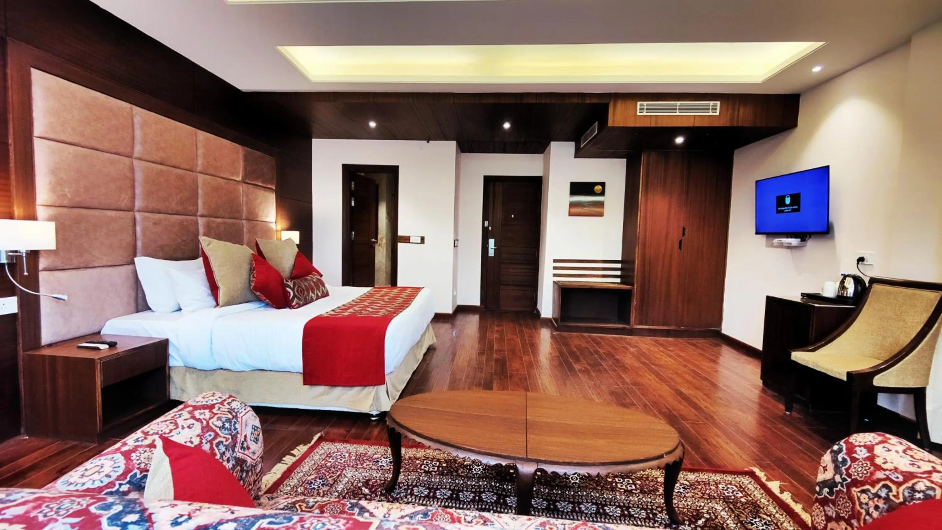 Photo of the whole room, Bed in Royale Retreat Hotel & Spa Near Mall Road