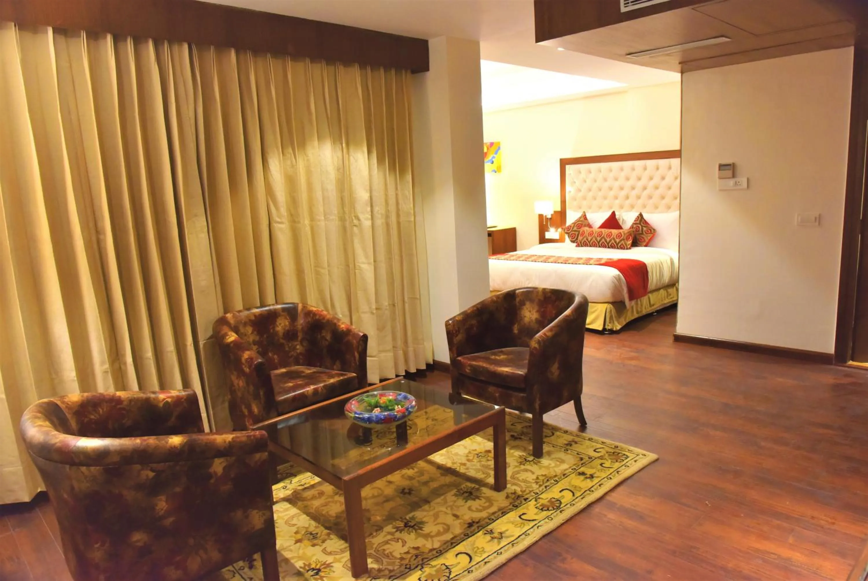Living room, Bed in Royale Retreat Hotel & Spa Near Mall Road