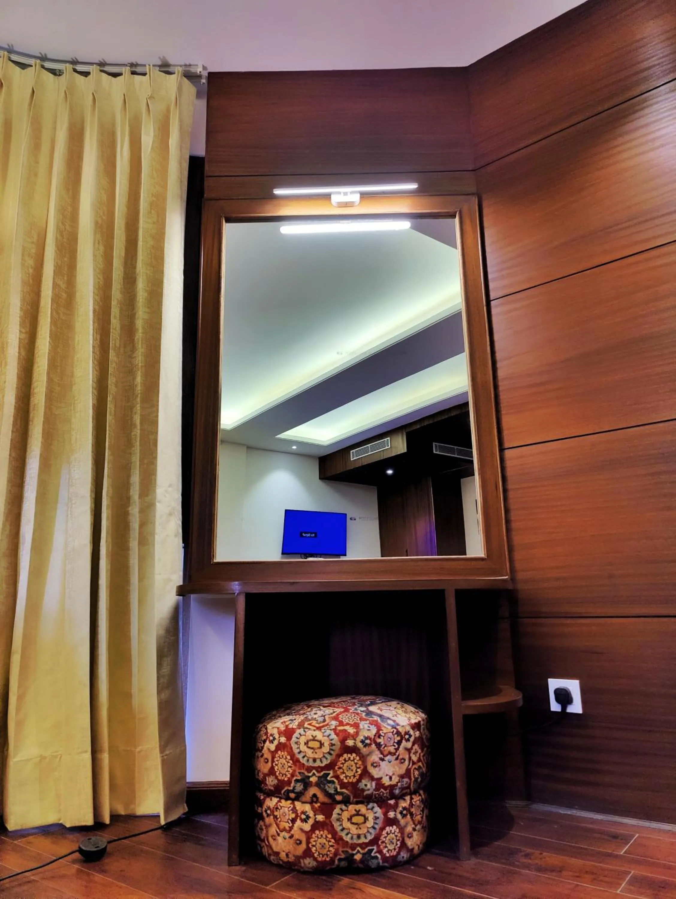 hair dresser in Royale Retreat Hotel & Spa Near Mall Road