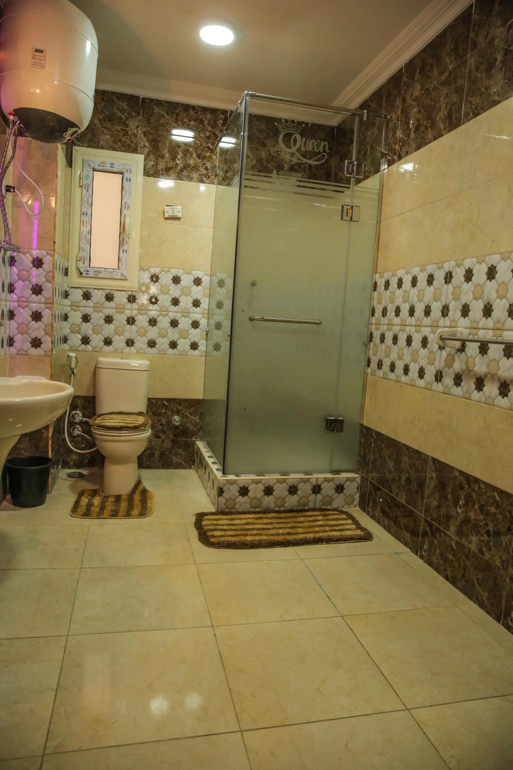 Queen Pyramids View Inn