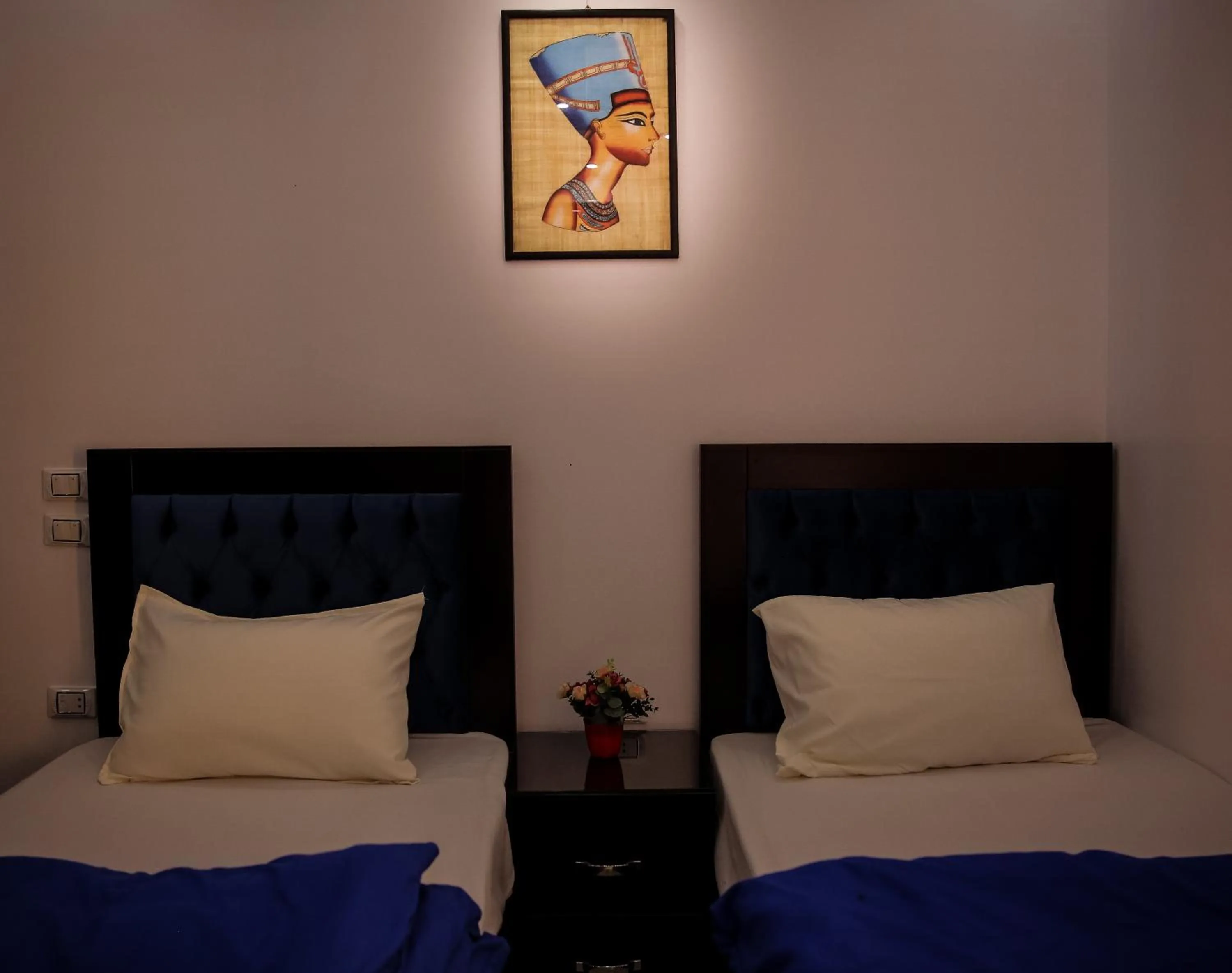 Bed in Queen Pyramids View Inn