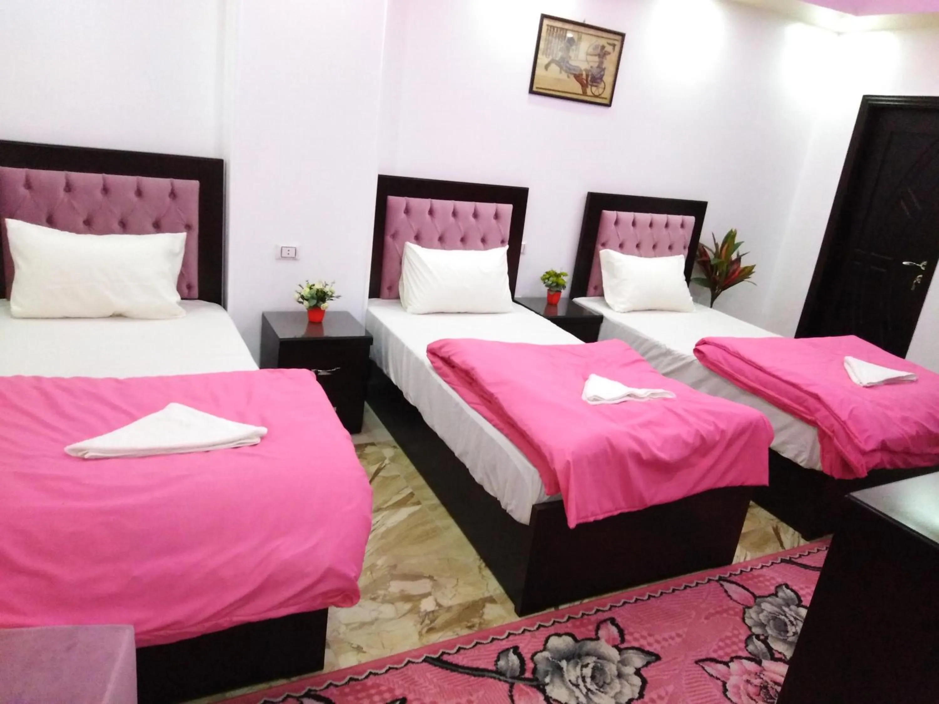 Bed in Queen Pyramids View Inn