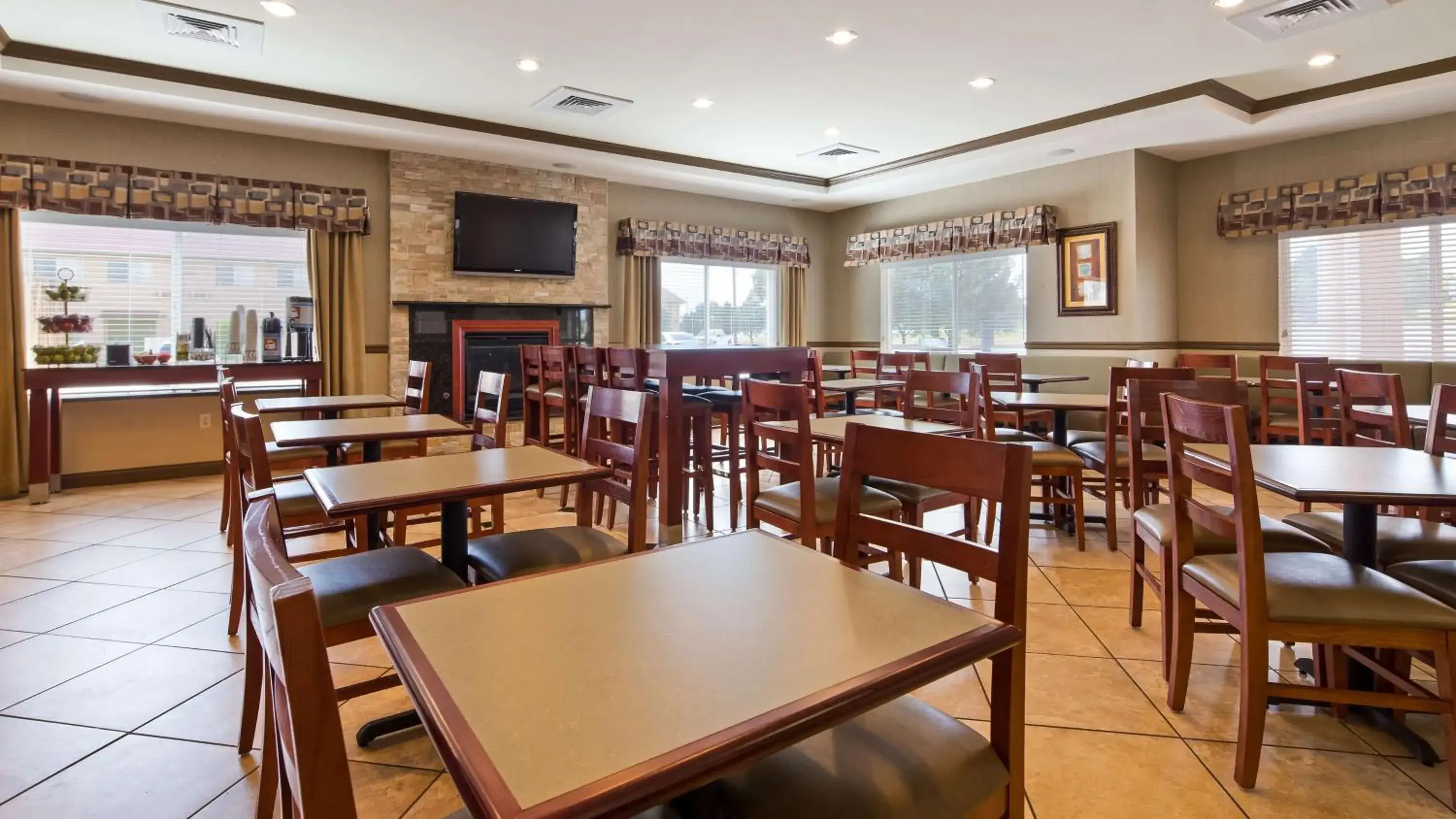 Breakfast in Best Western Plus Montezuma Inn and Suites Breakfast in Best Western Plus Montezuma Inn and Suites