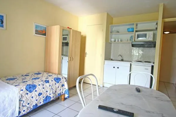 Kitchen or kitchenette, Bed in Hotel-appart Les Manguiers