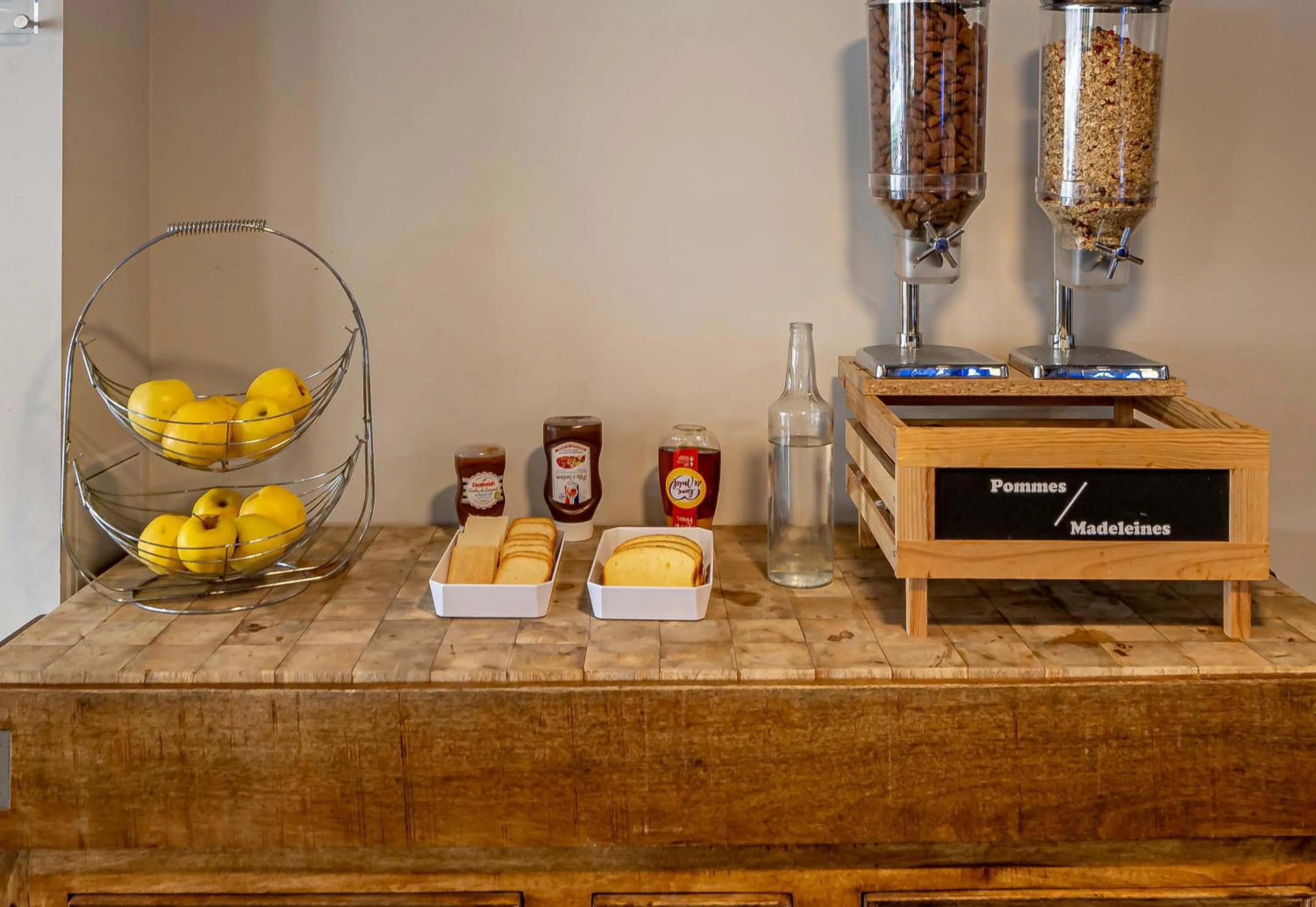 Buffet breakfast in B&B HOTEL Bordeaux Le Haillan 3 étoiles