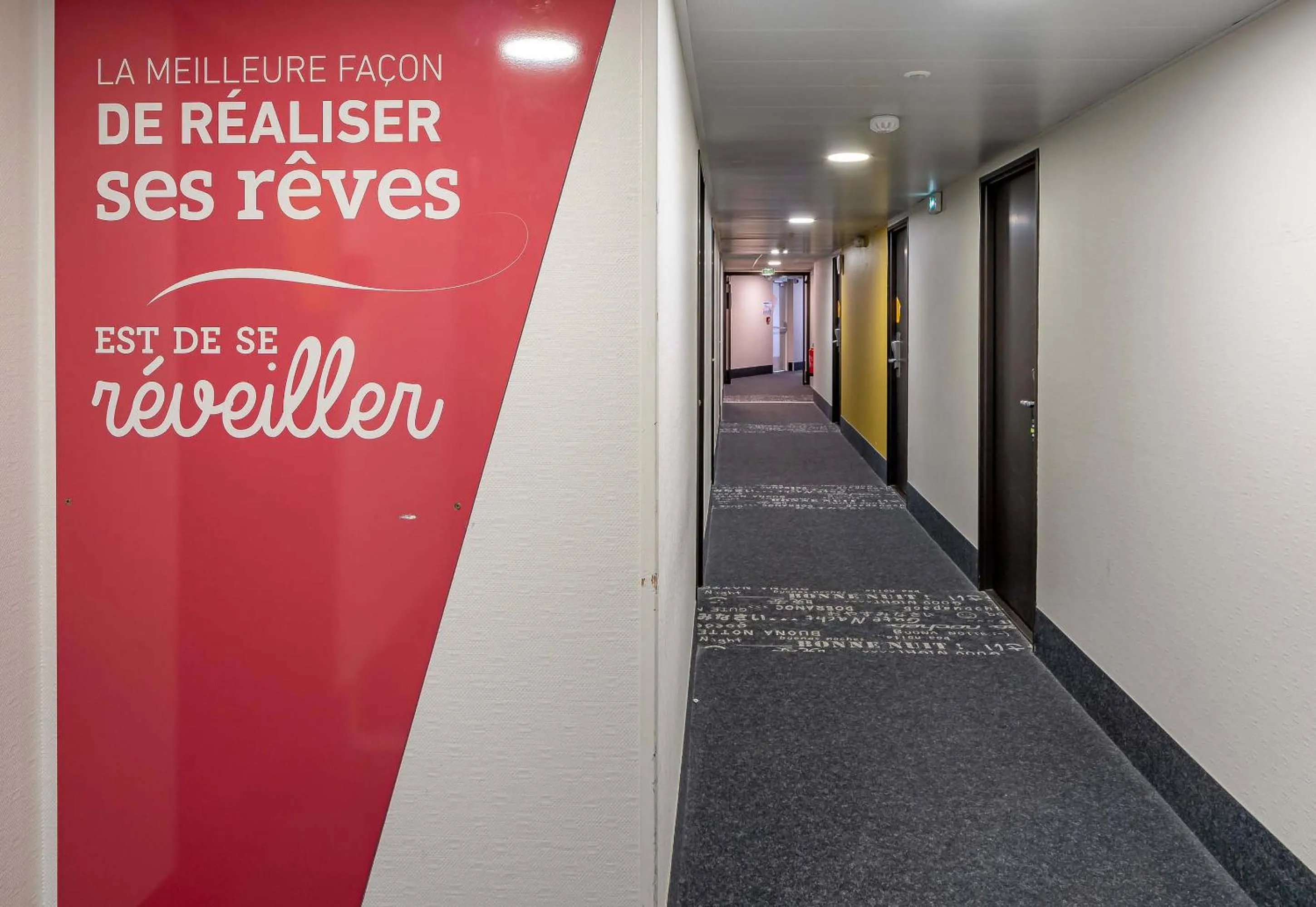 Decorative detail in B&B HOTEL Bordeaux Le Haillan 3 étoiles