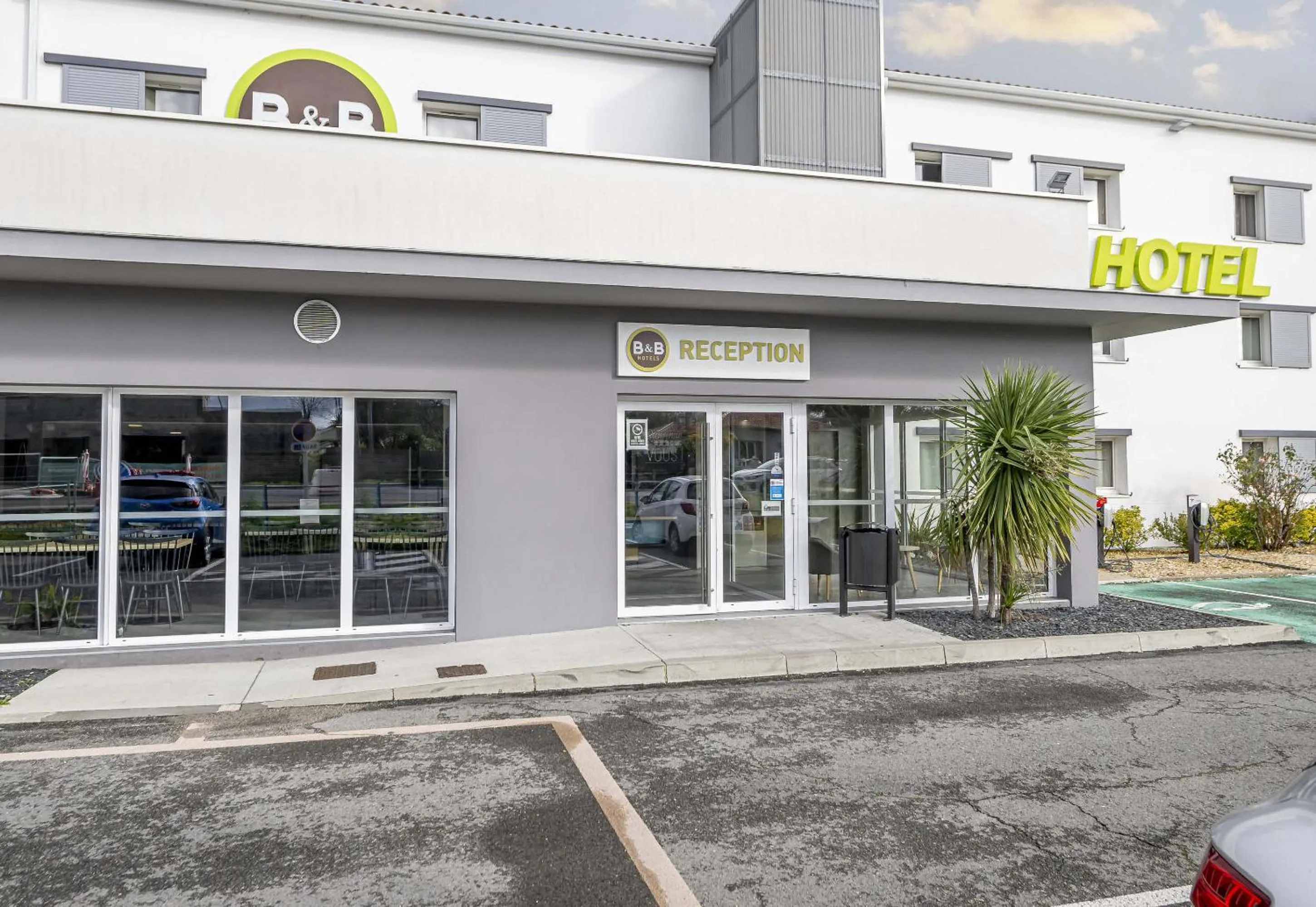 Facade/entrance in B&B HOTEL Bordeaux Le Haillan 3 étoiles