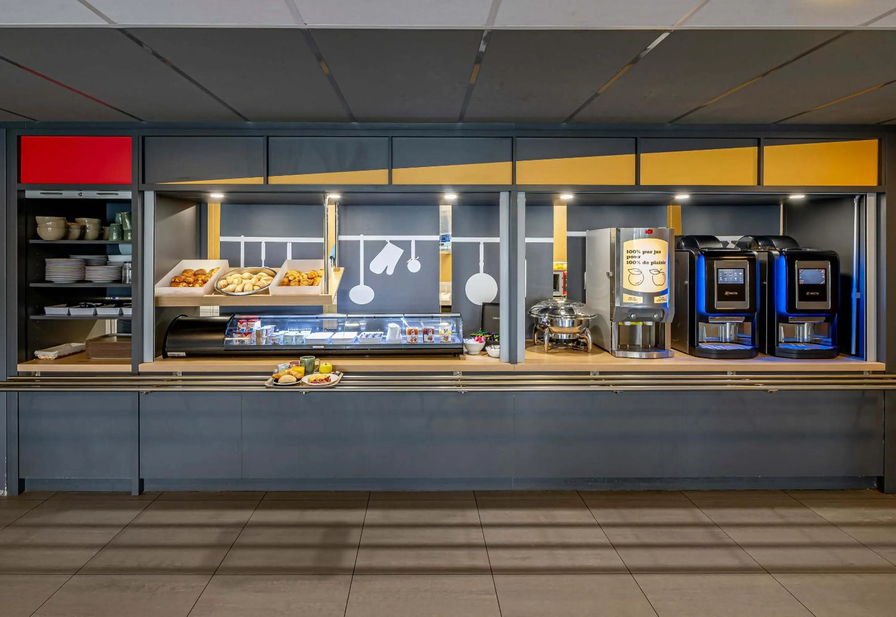 Buffet breakfast in B&B HOTEL Bordeaux Le Haillan 3 étoiles