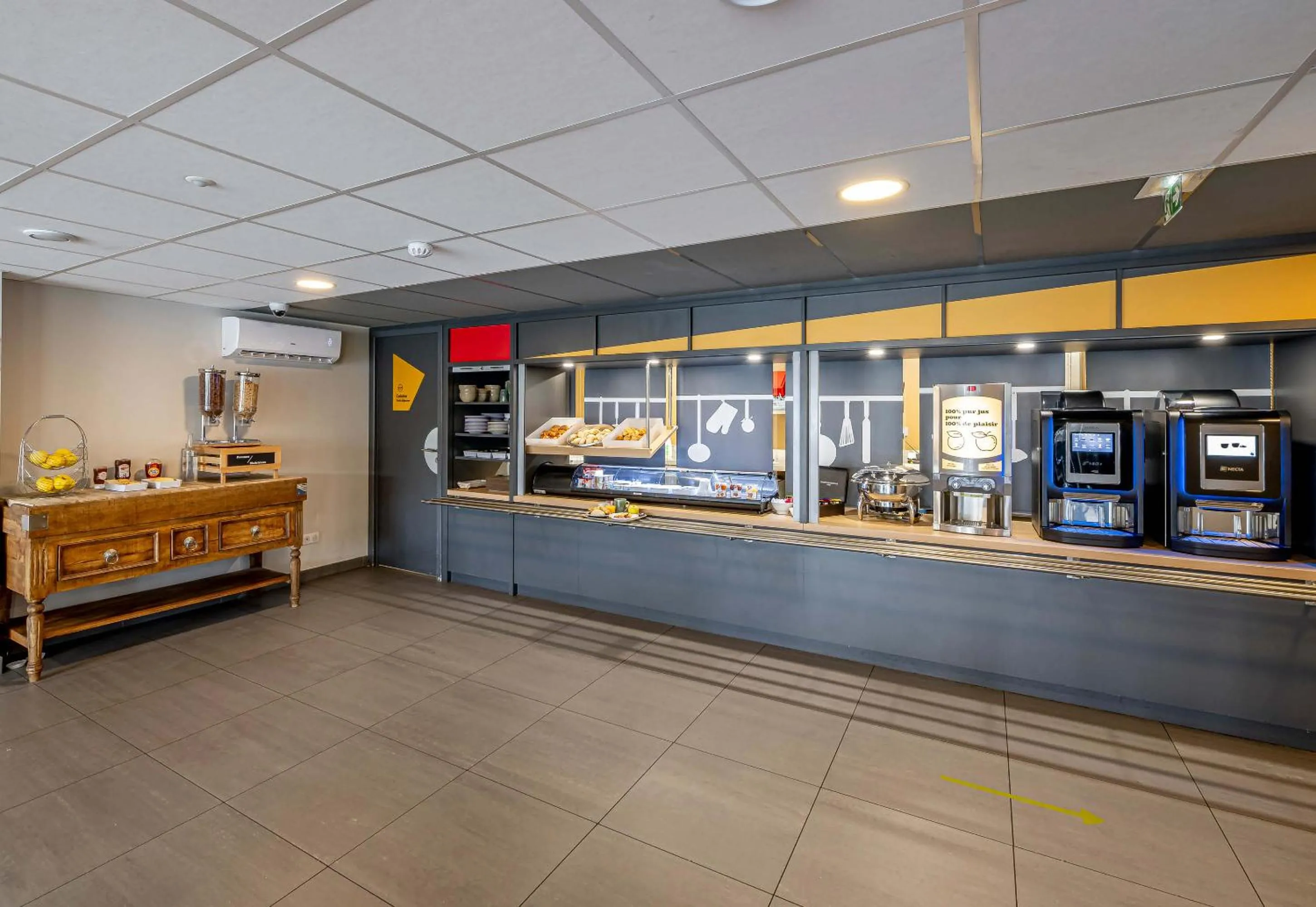 Buffet breakfast in B&B HOTEL Bordeaux Le Haillan 3 étoiles