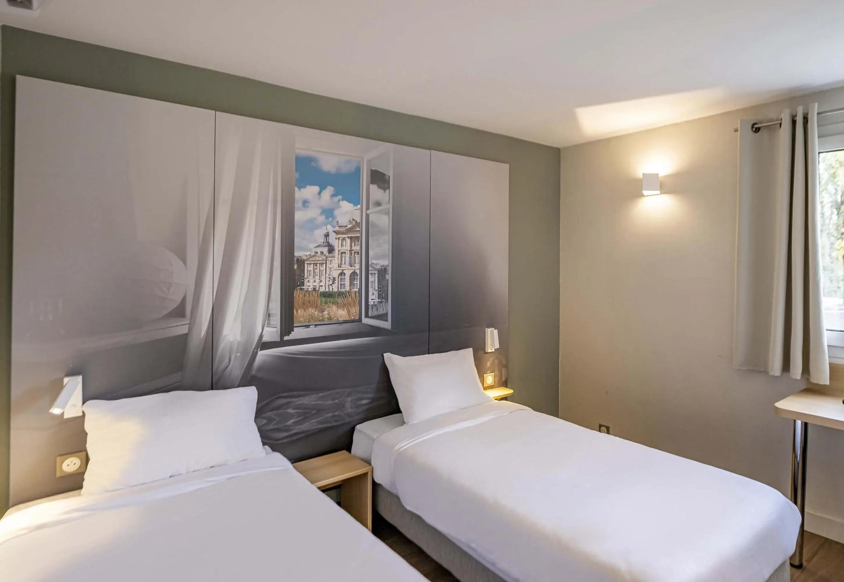 Bedroom, Bed in B&B HOTEL Bordeaux Le Haillan 3 étoiles