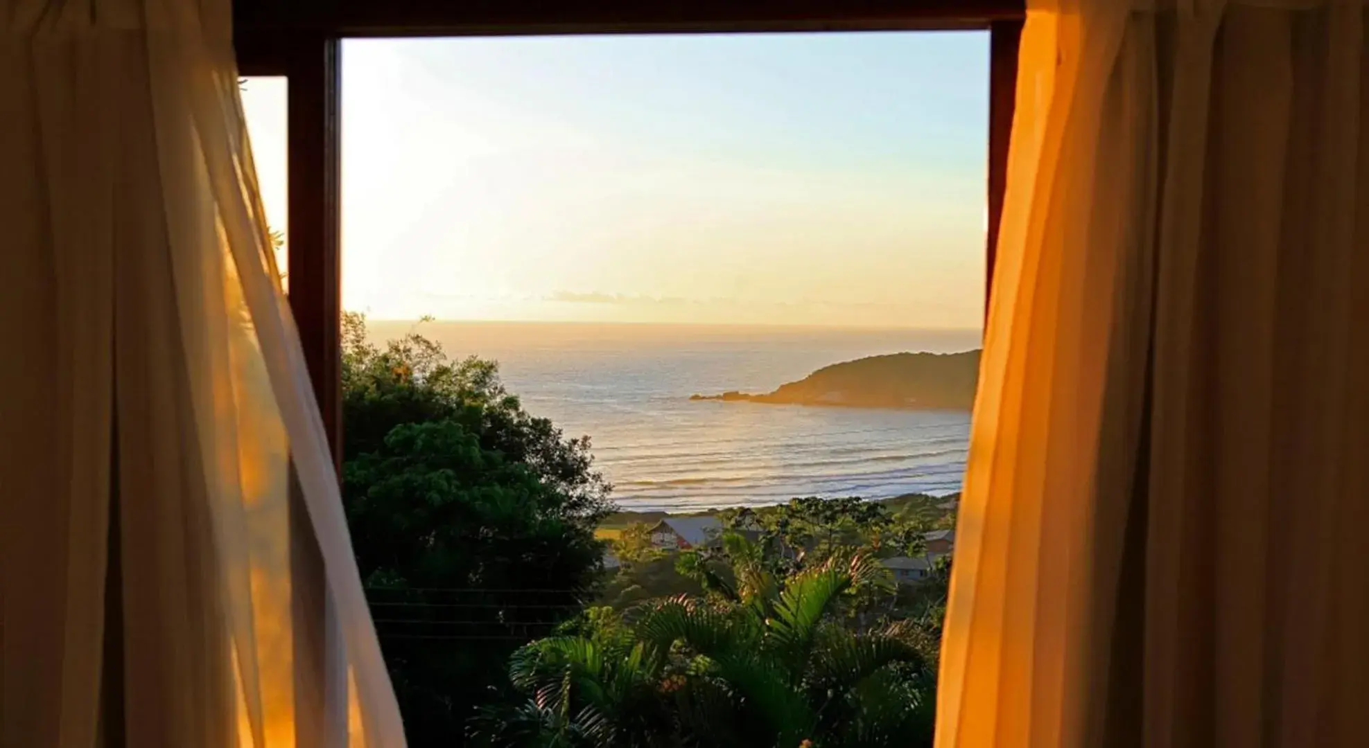Pousada Vigia Das Marés - Vista para o mar, localizada no Caminho do Rei, parte mais nobre da Praia do Rosa Pousada Vigia Das Marés - Vista para o mar, localizada no Caminho do Rei, parte mais nobre da Praia do Rosa