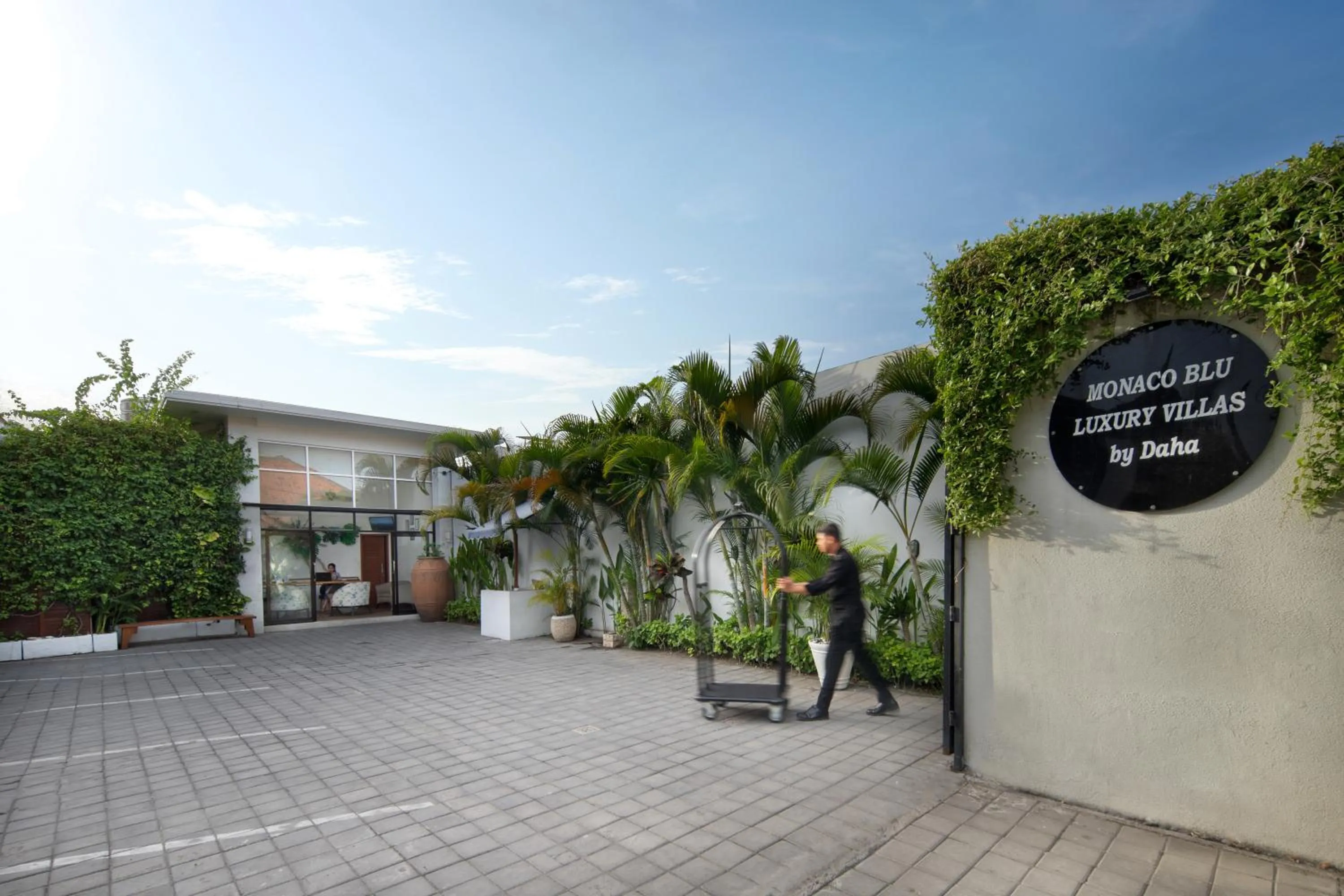 Parking in The Luxury Collection, Monaco Blu