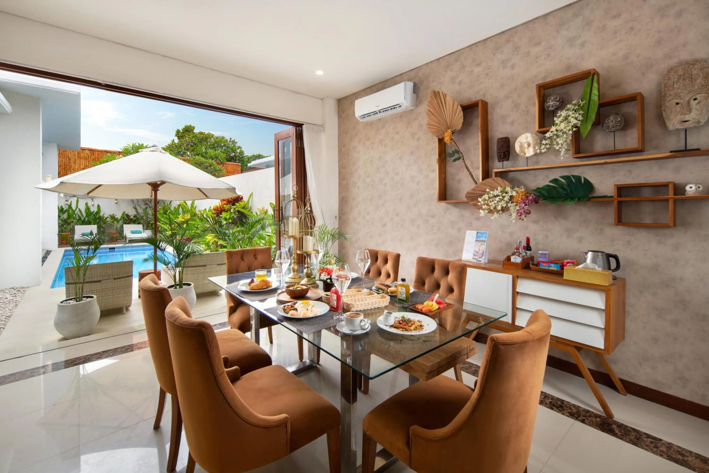 Dining area in The Luxury Collection, Monaco Blu
