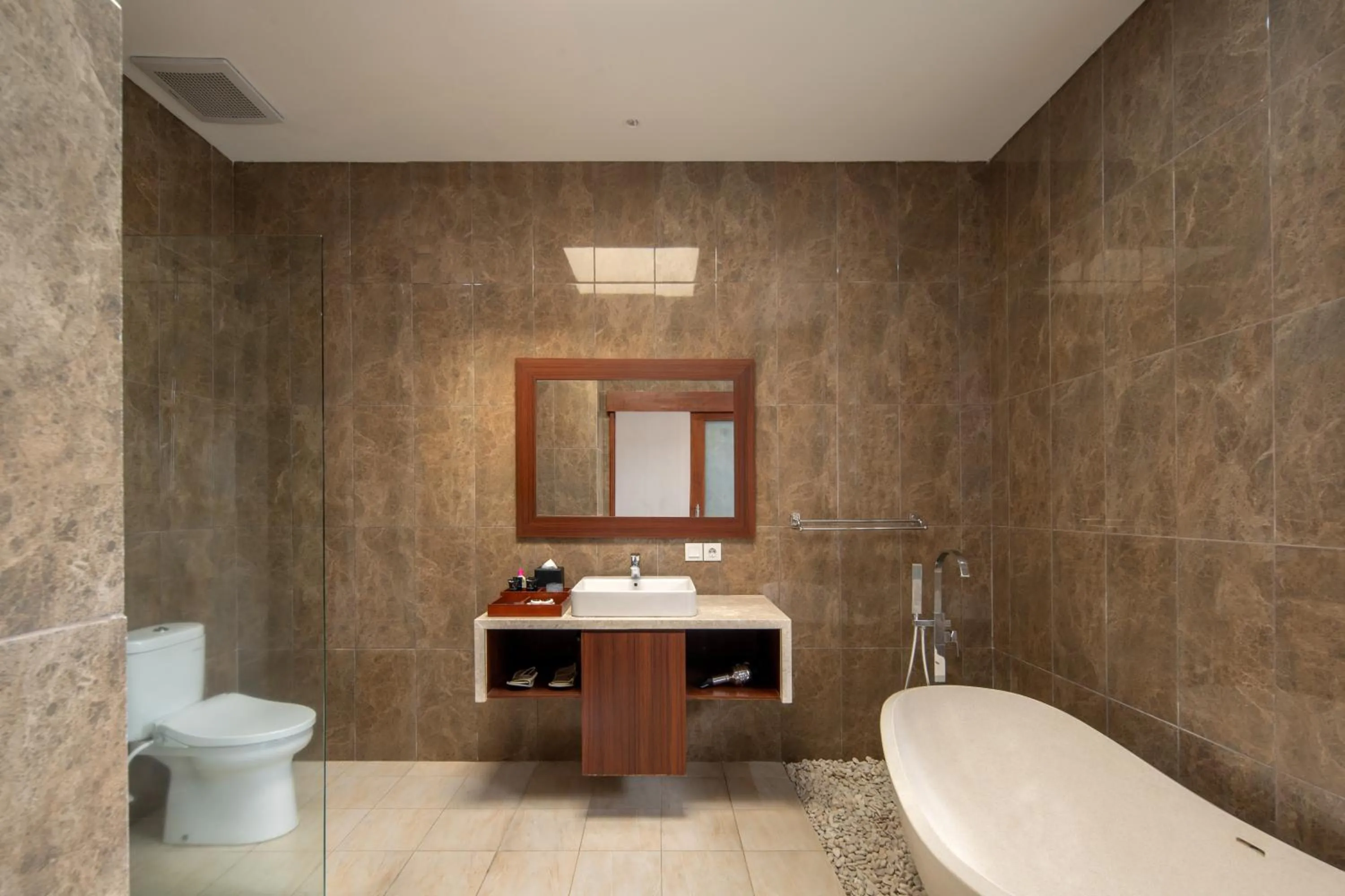 Toilet in The Luxury Collection, Monaco Blu