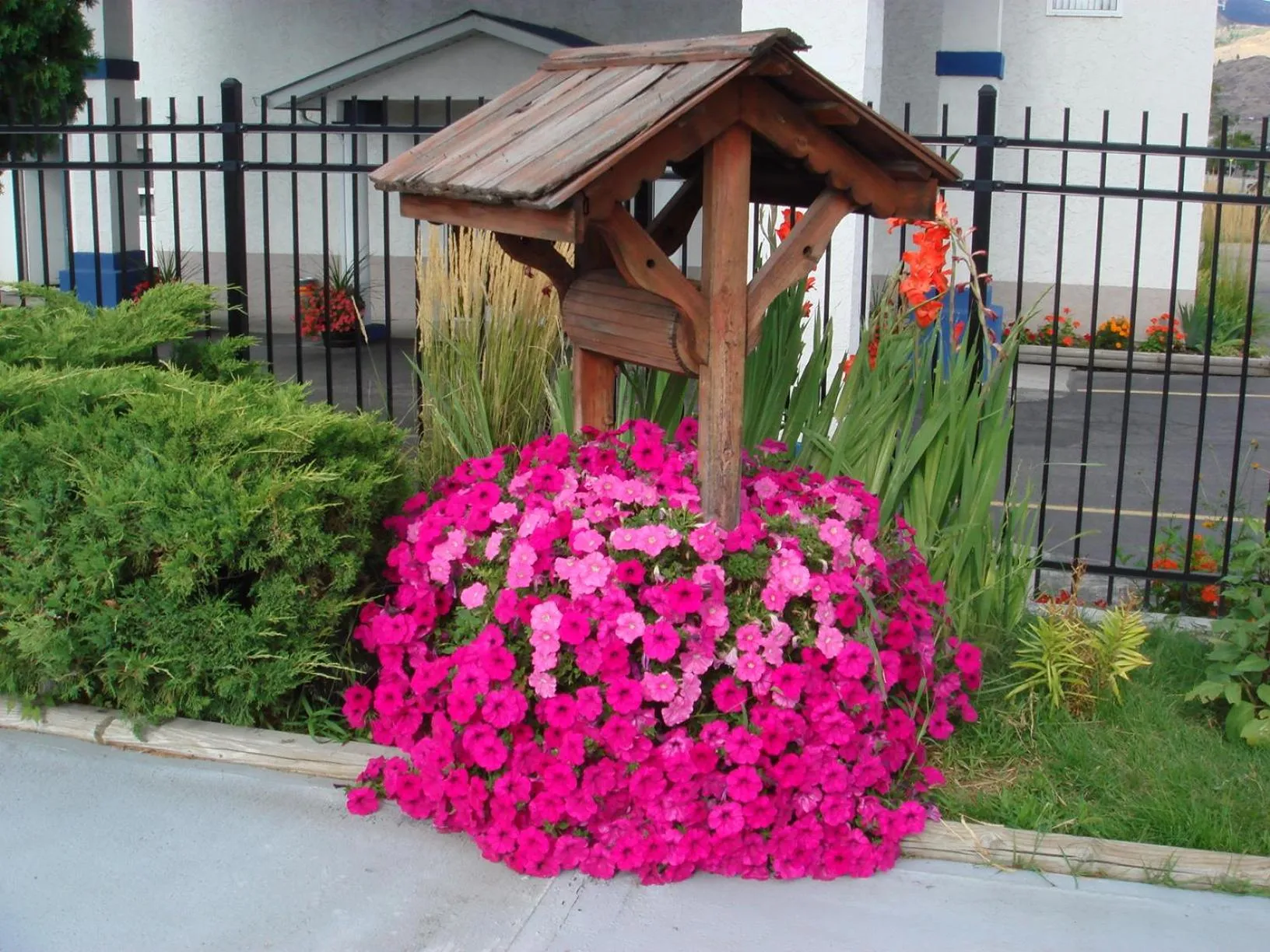 Swimming pool in Grand Forks Inn