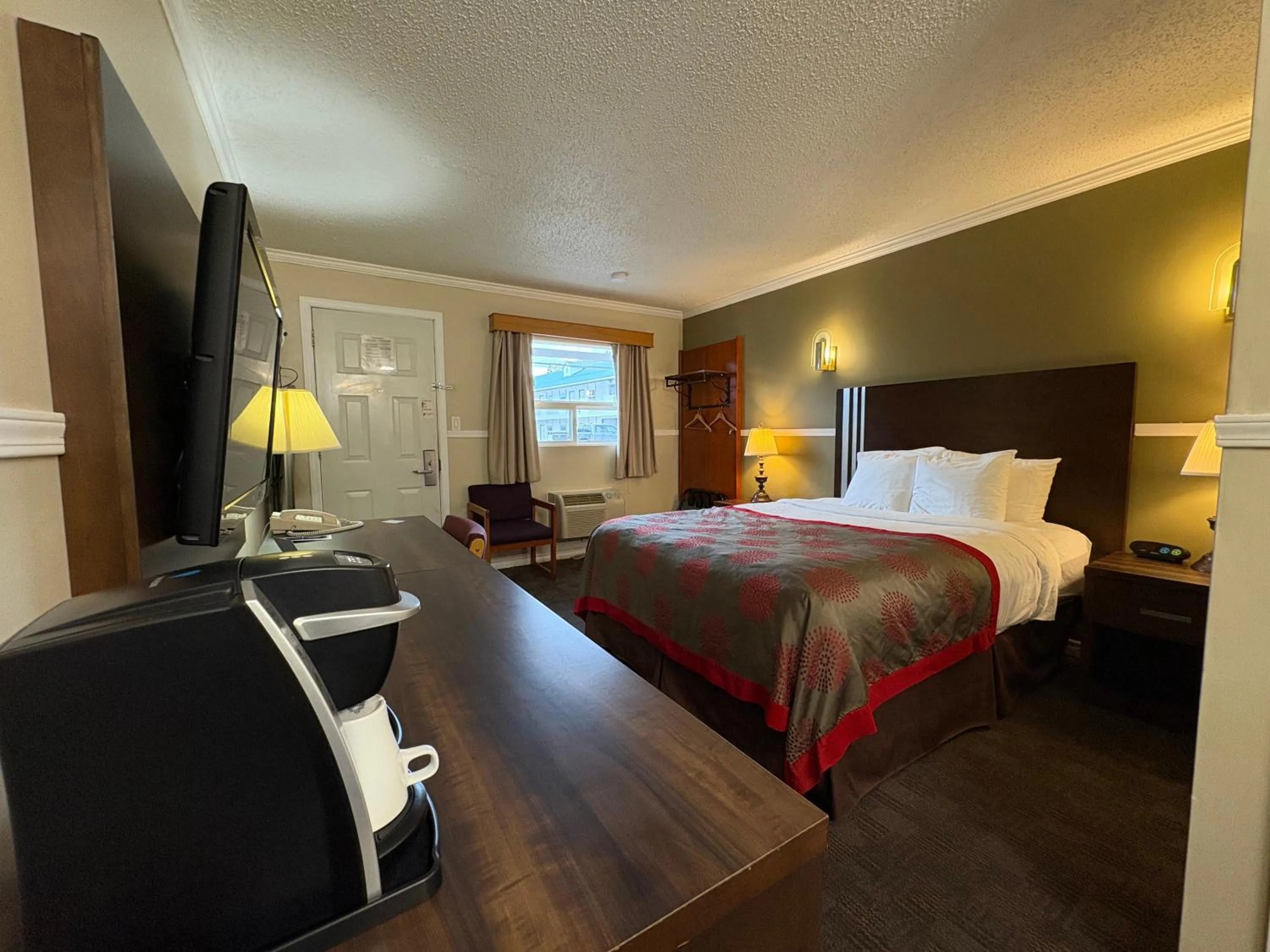 Bed in Grand Forks Inn