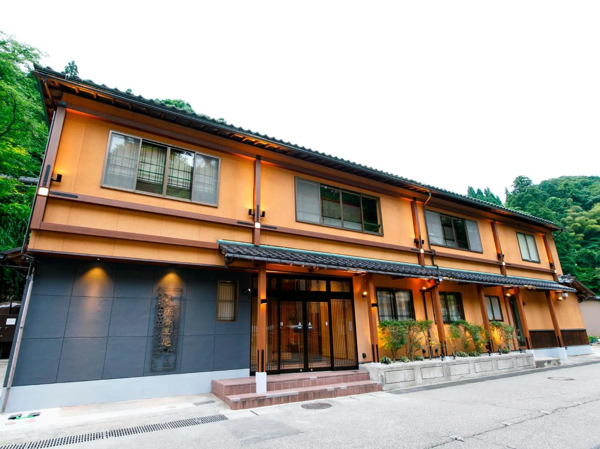 Property building in Kanazawa Yuwaku Onsen Kokarian