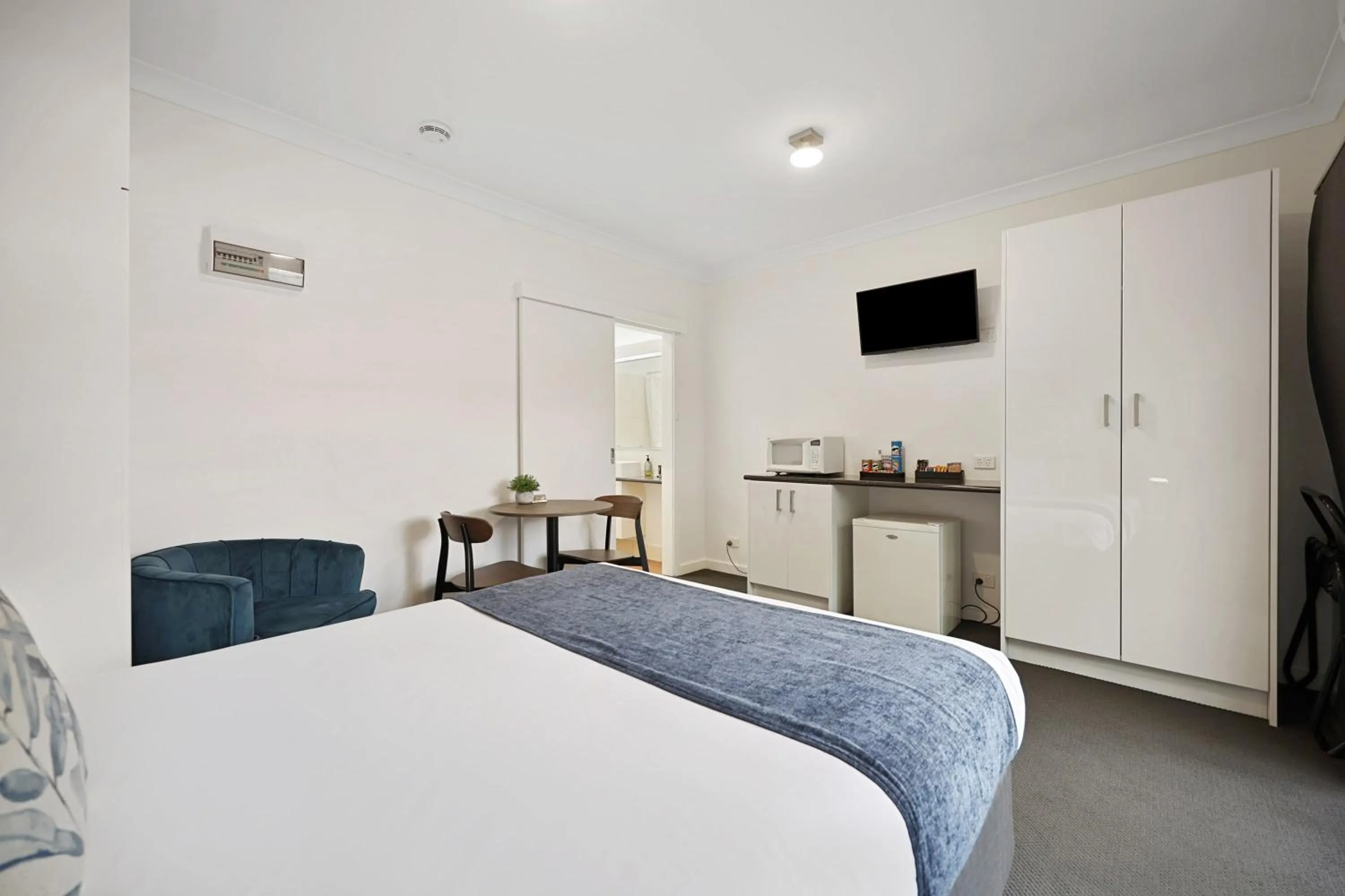 Bed in Hamilton Lakeside Motel