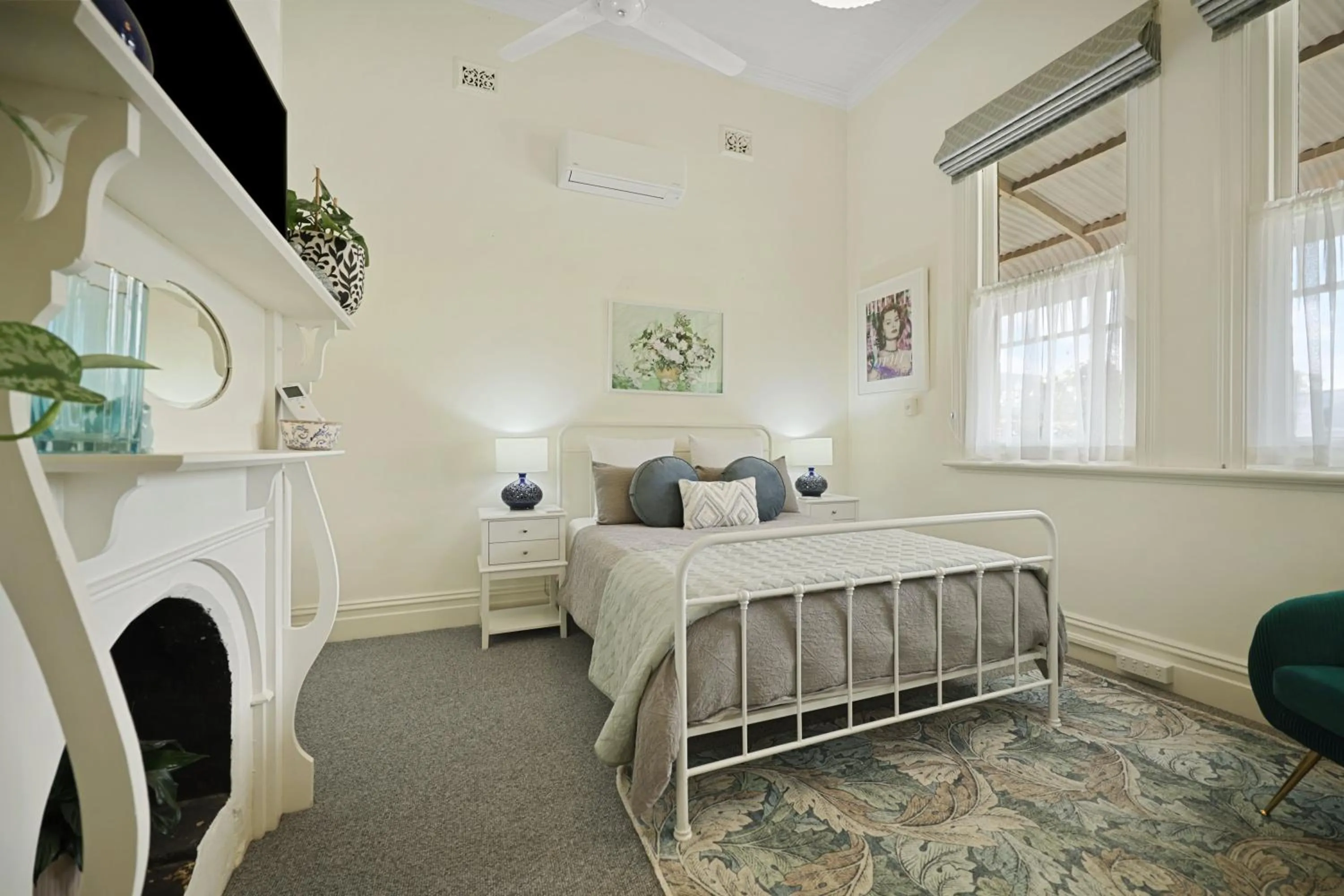 Bedroom, Bed in Hamilton Lakeside Motel