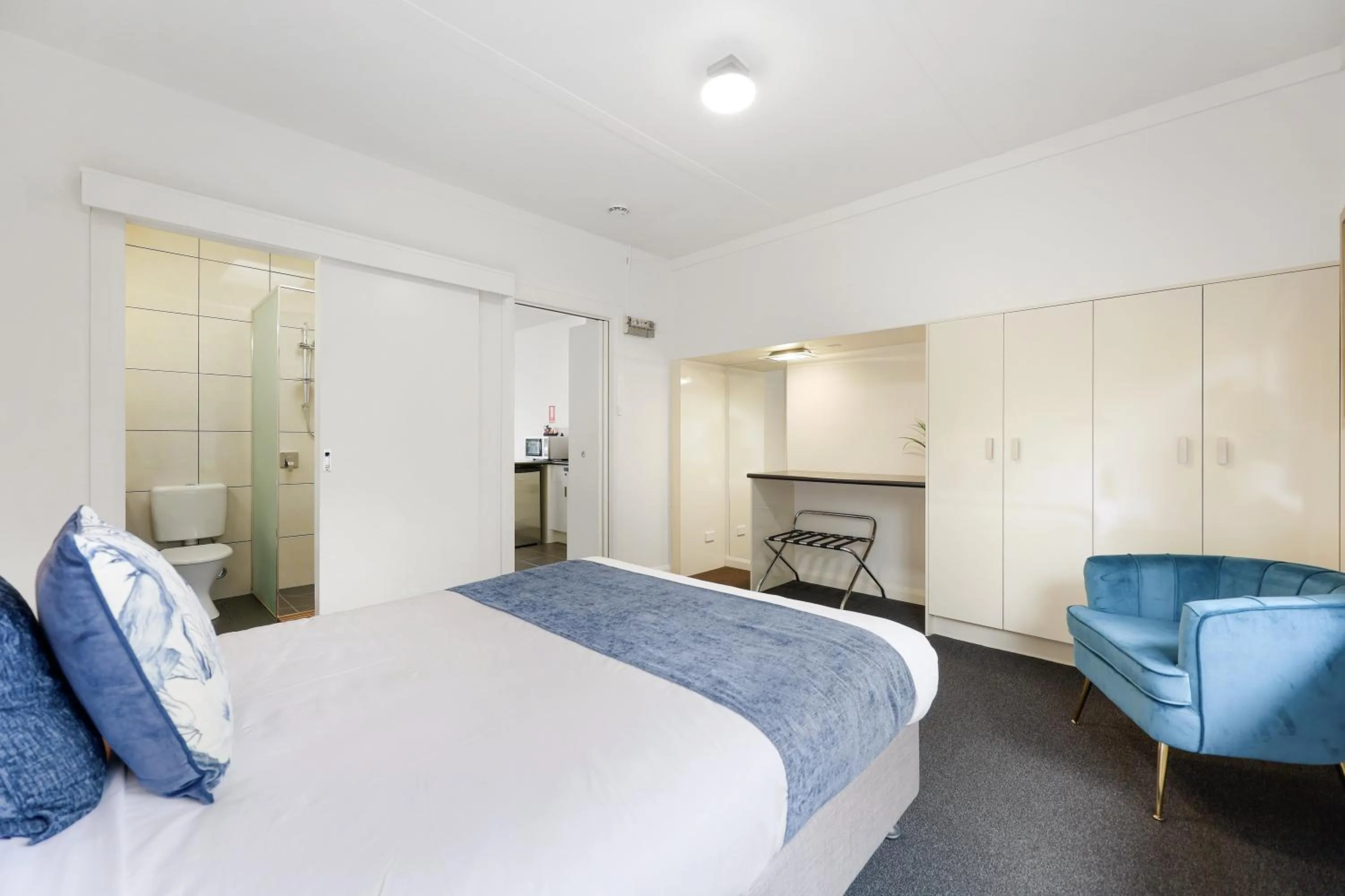 Bedroom, Bed in Hamilton Lakeside Motel