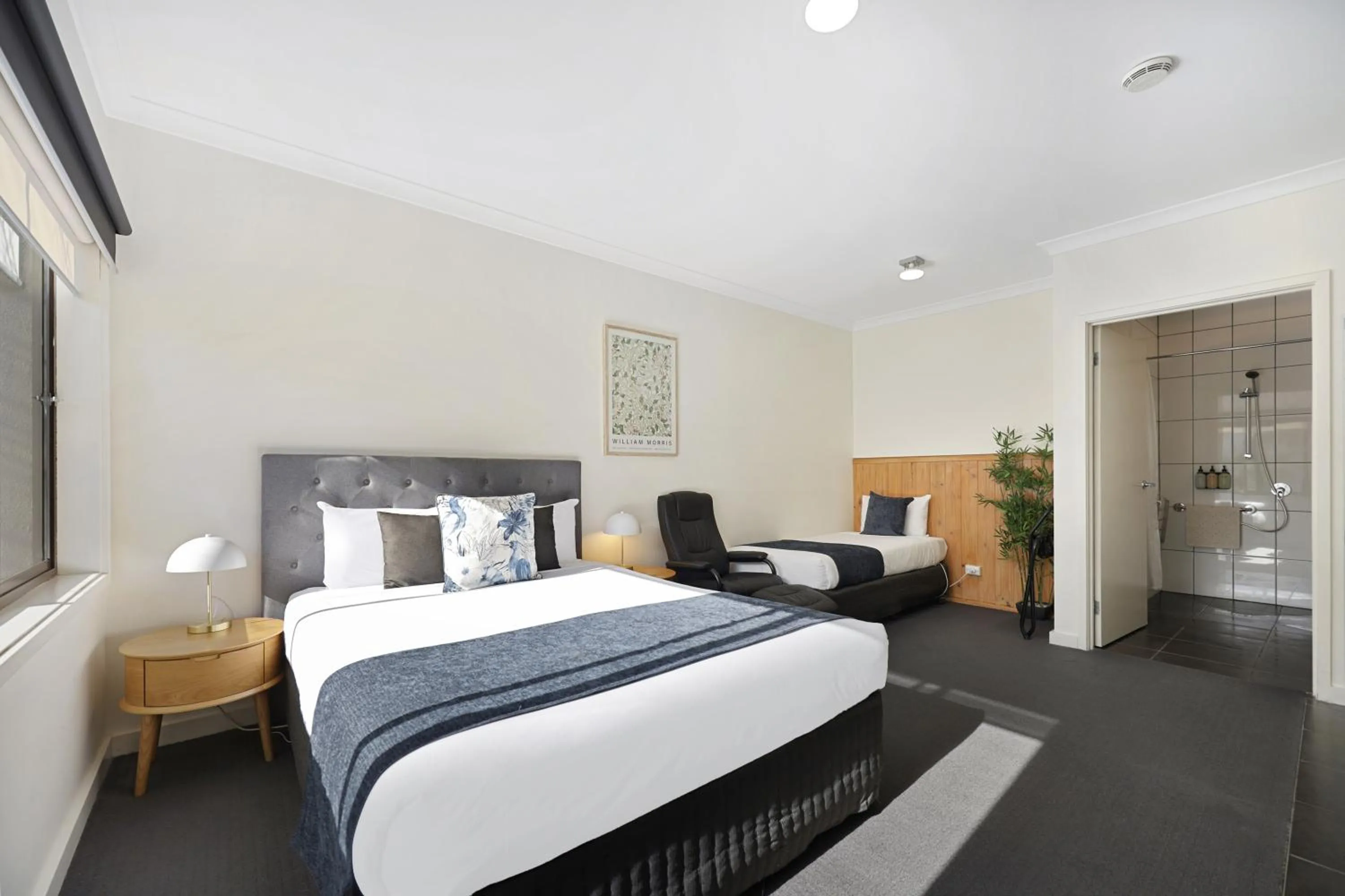 Bedroom, Bed in Hamilton Lakeside Motel