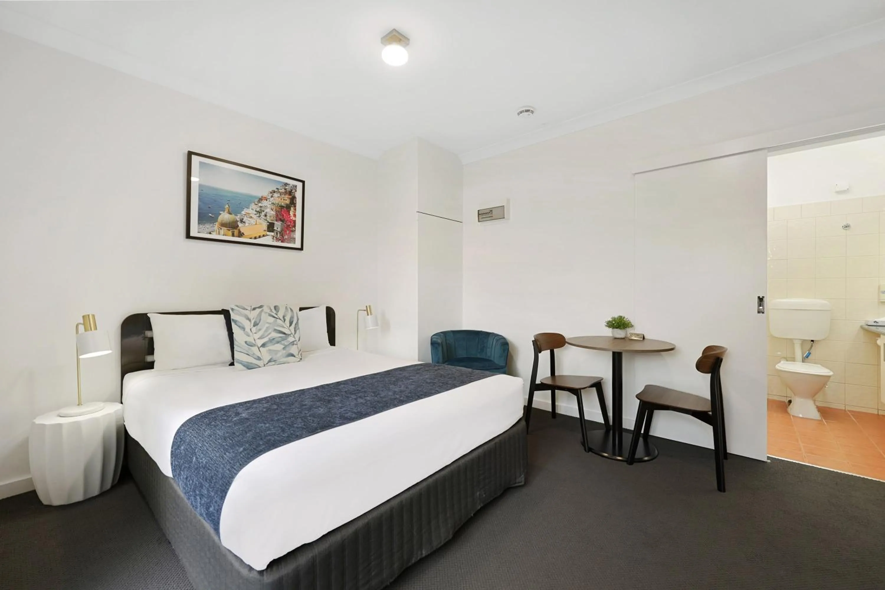 Bedroom, Bed in Hamilton Lakeside Motel