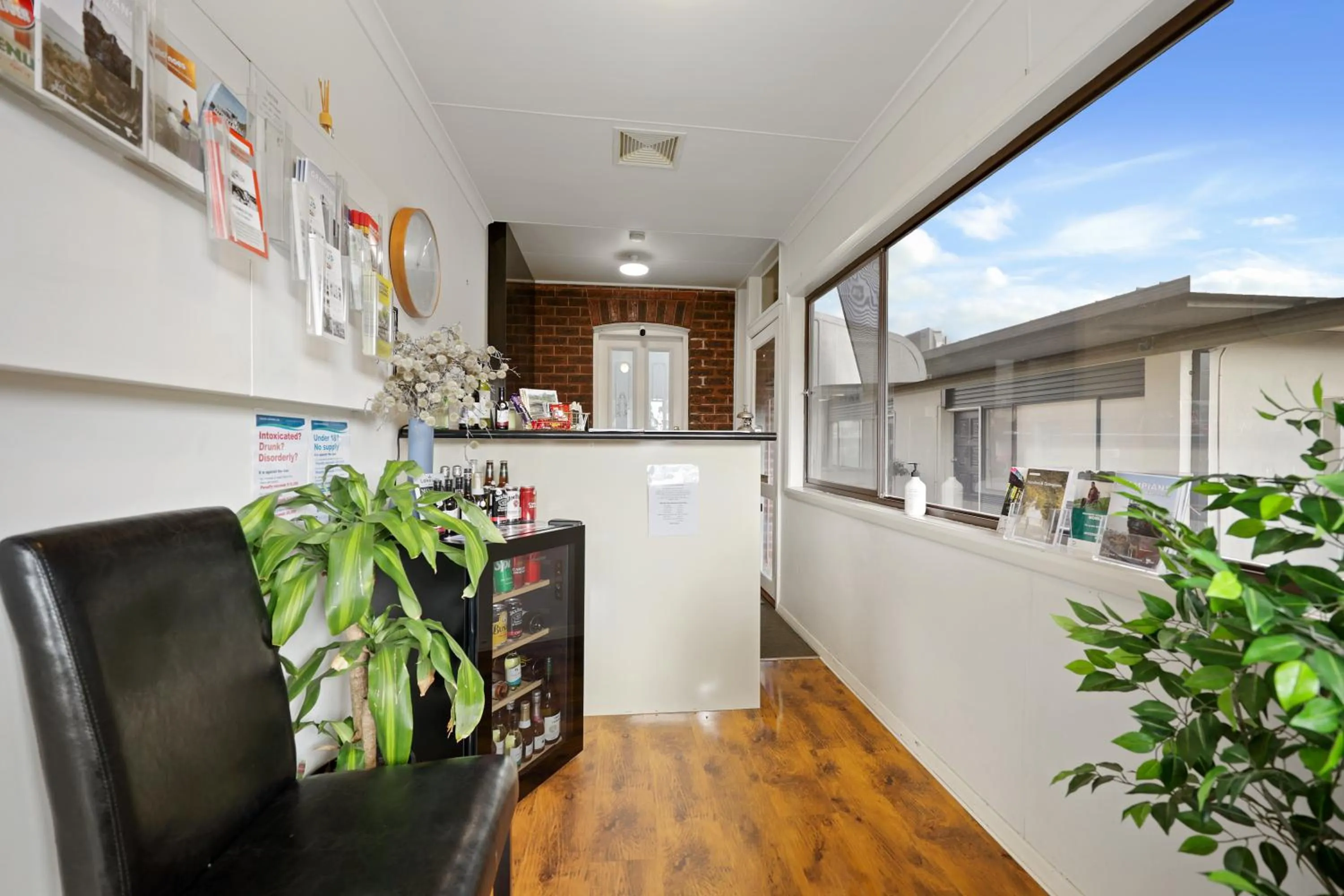 Lobby or reception in Hamilton Lakeside Motel