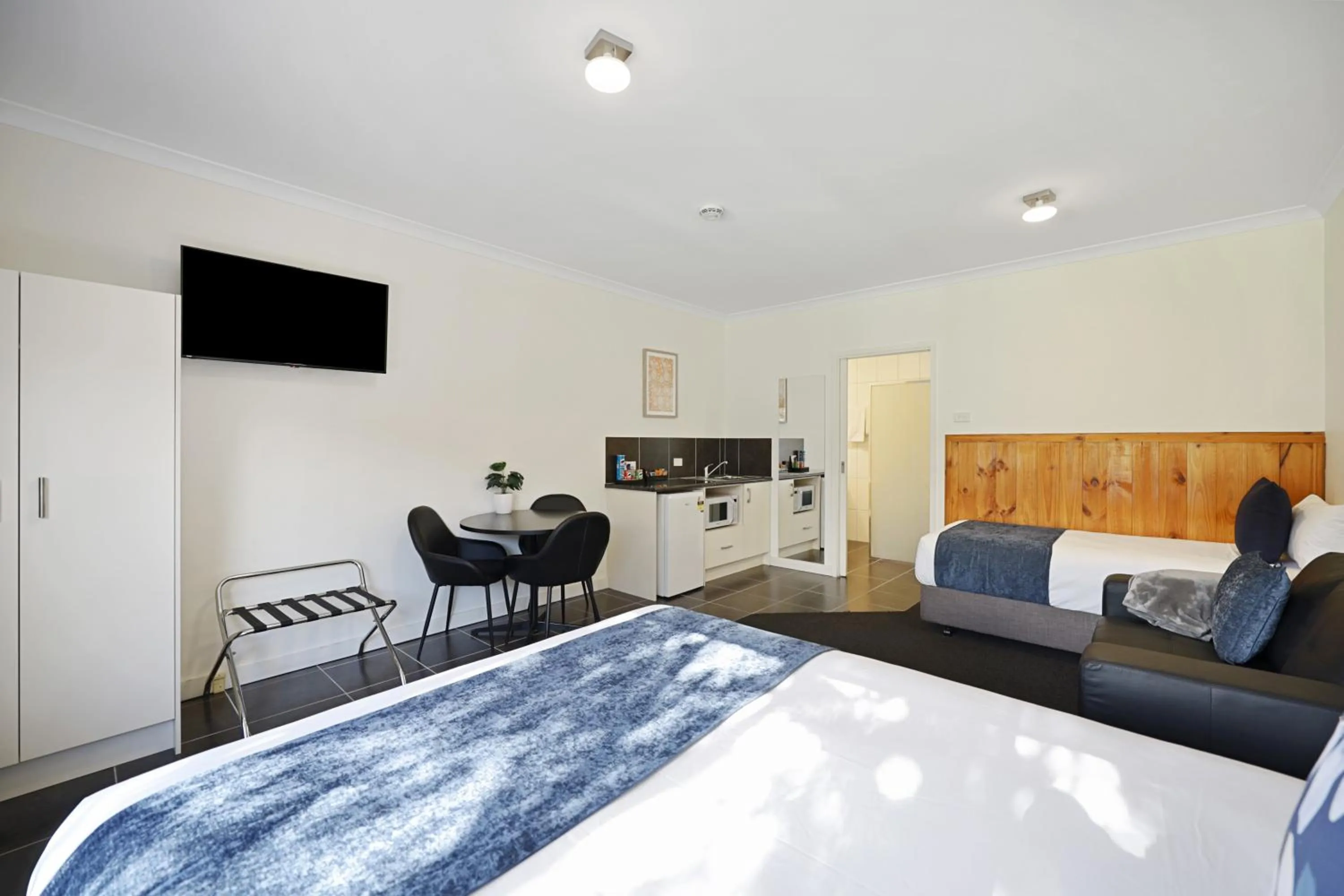 Bedroom, Bed in Hamilton Lakeside Motel