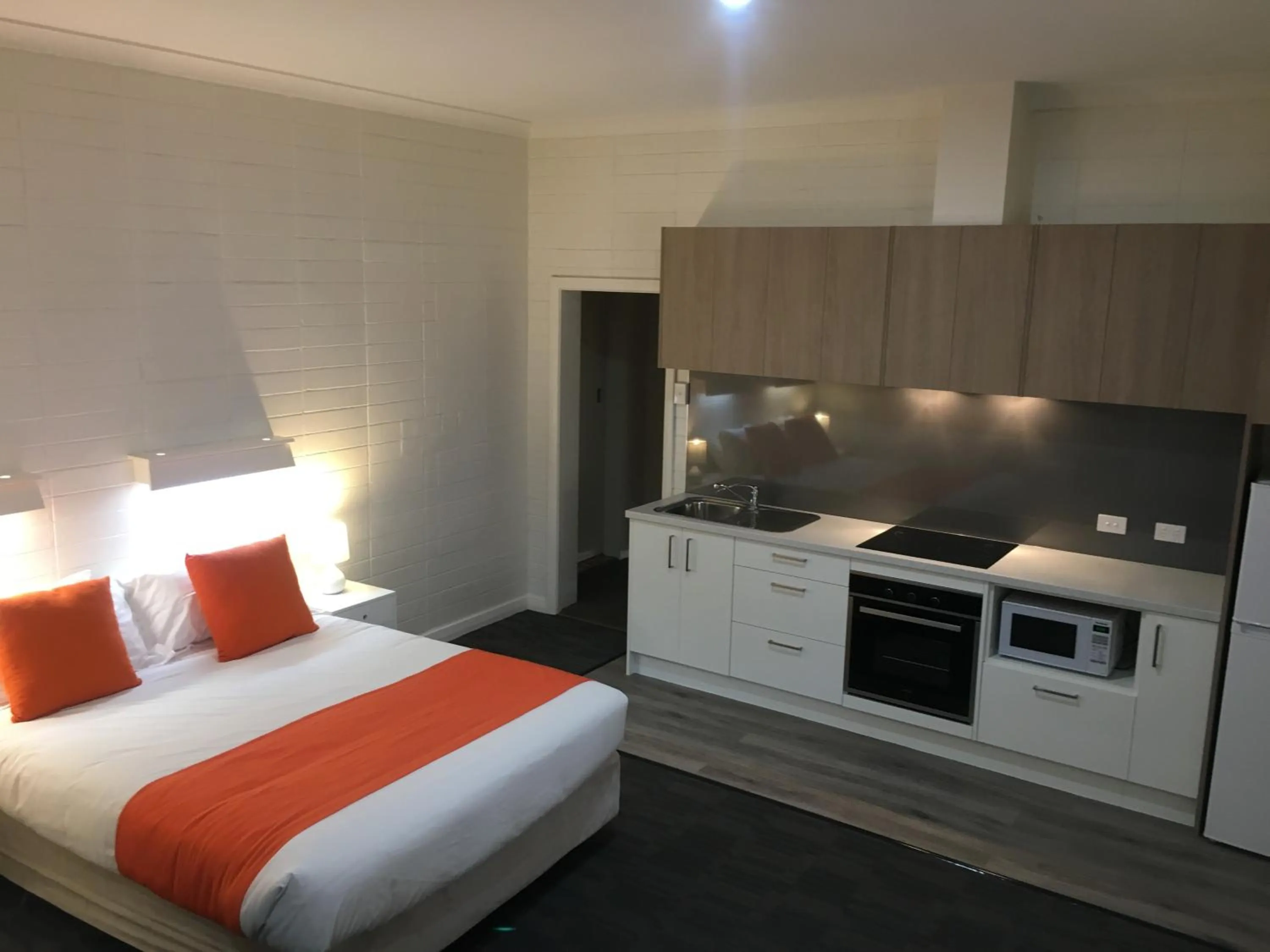 Kitchen or kitchenette, Bed in Sturt Motel