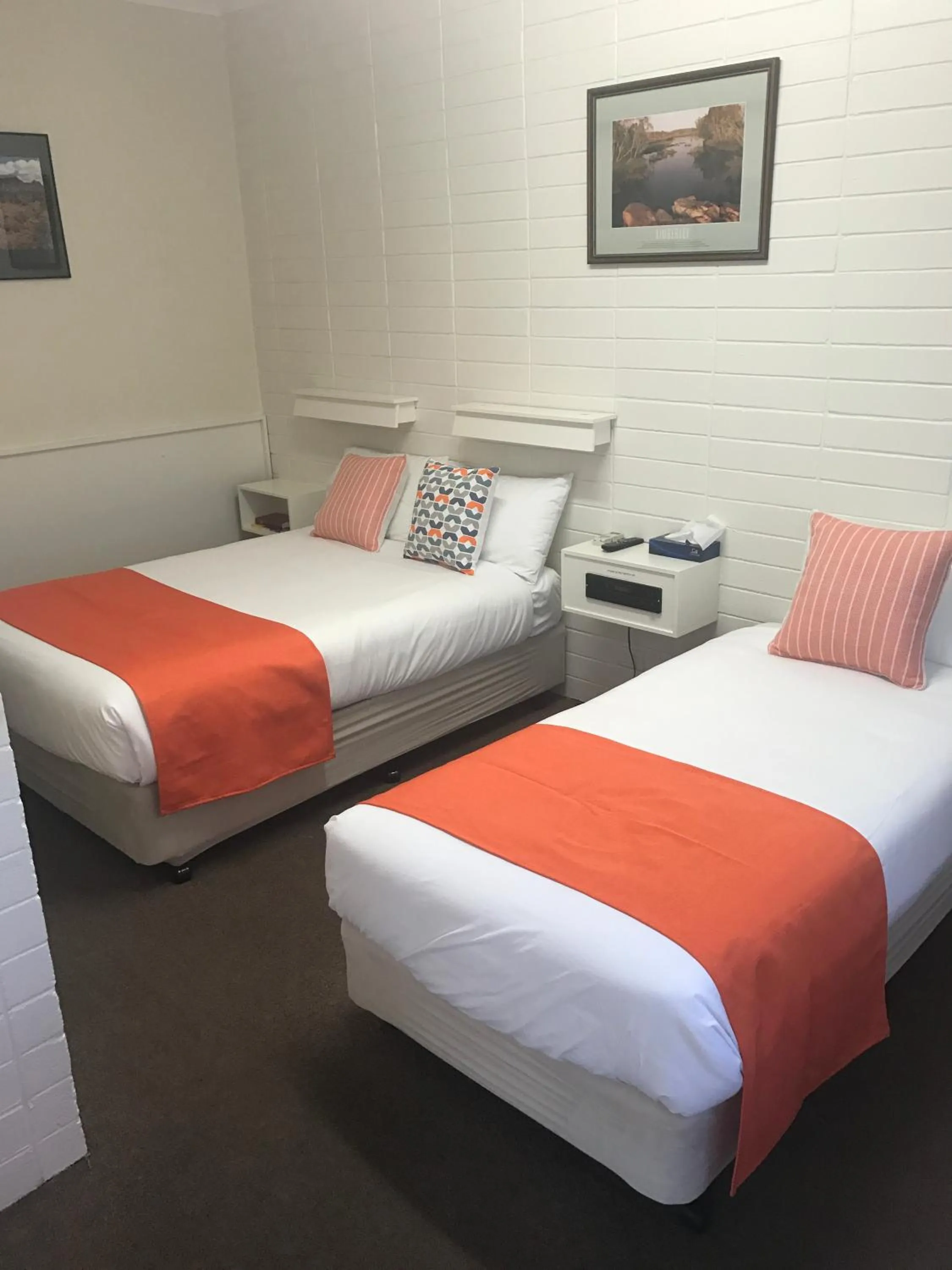 Photo of the whole room, Bed in Sturt Motel