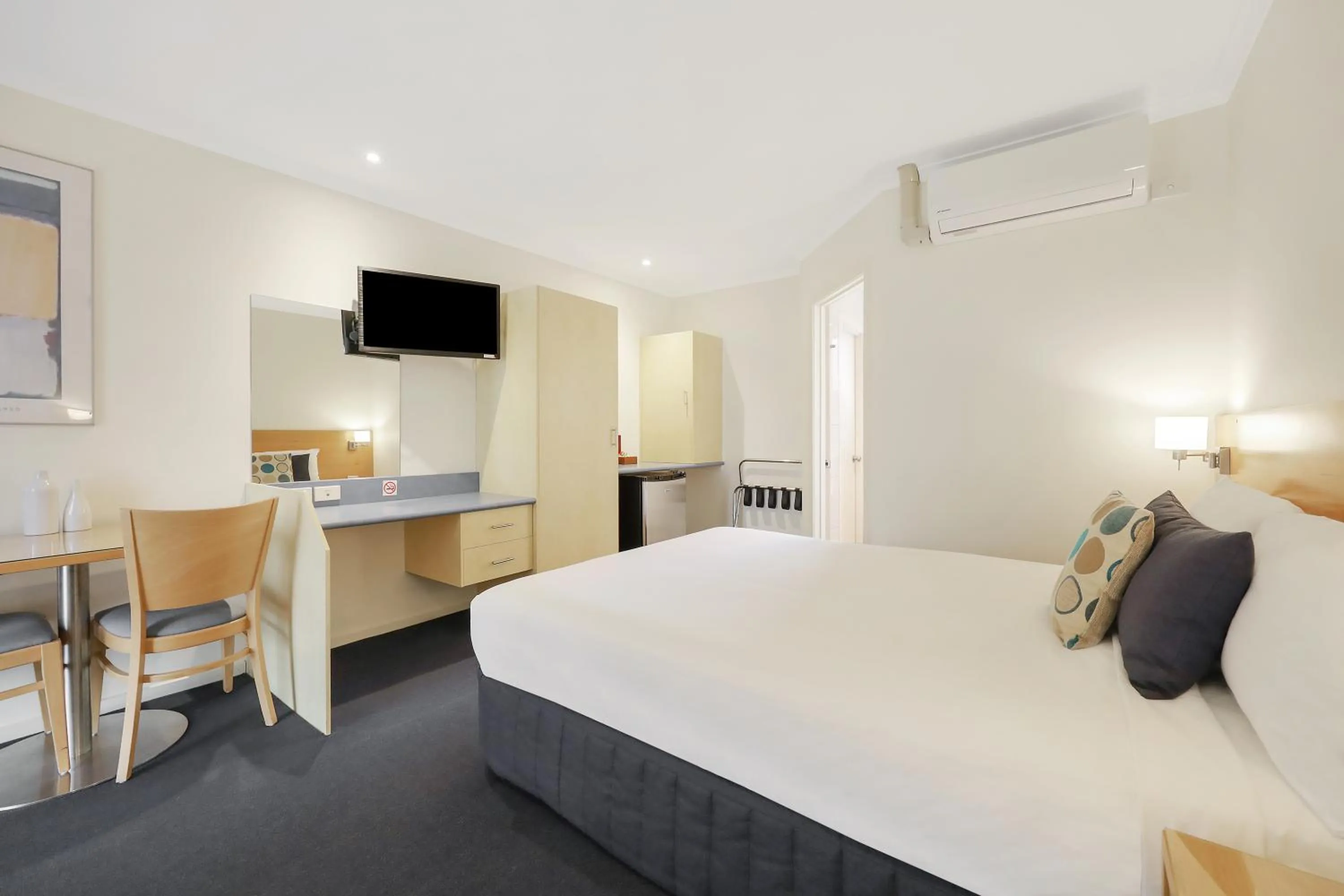 Bedroom, Bed in Hamilton Townhouse Motel