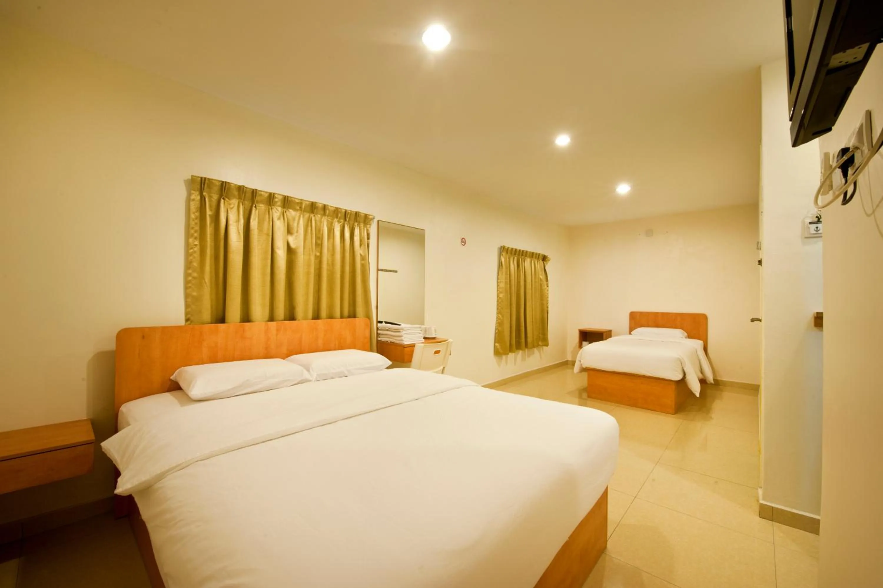 Photo of the whole room, Bed in De UPTOWN Hotel @ Subang Jaya