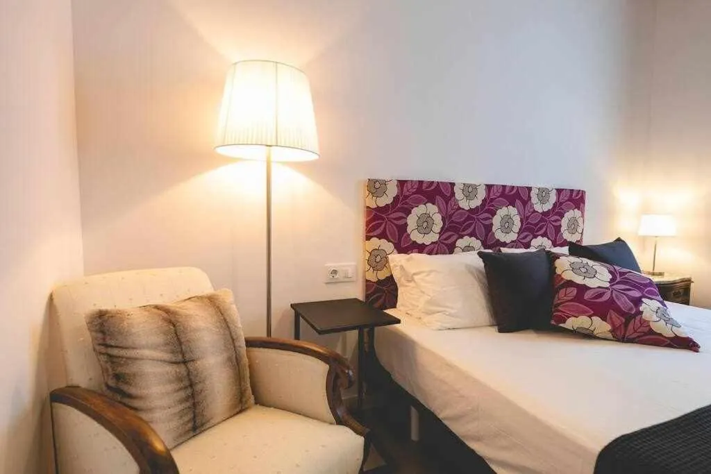 Bed in Newly renovated room w Pool & BikeParking