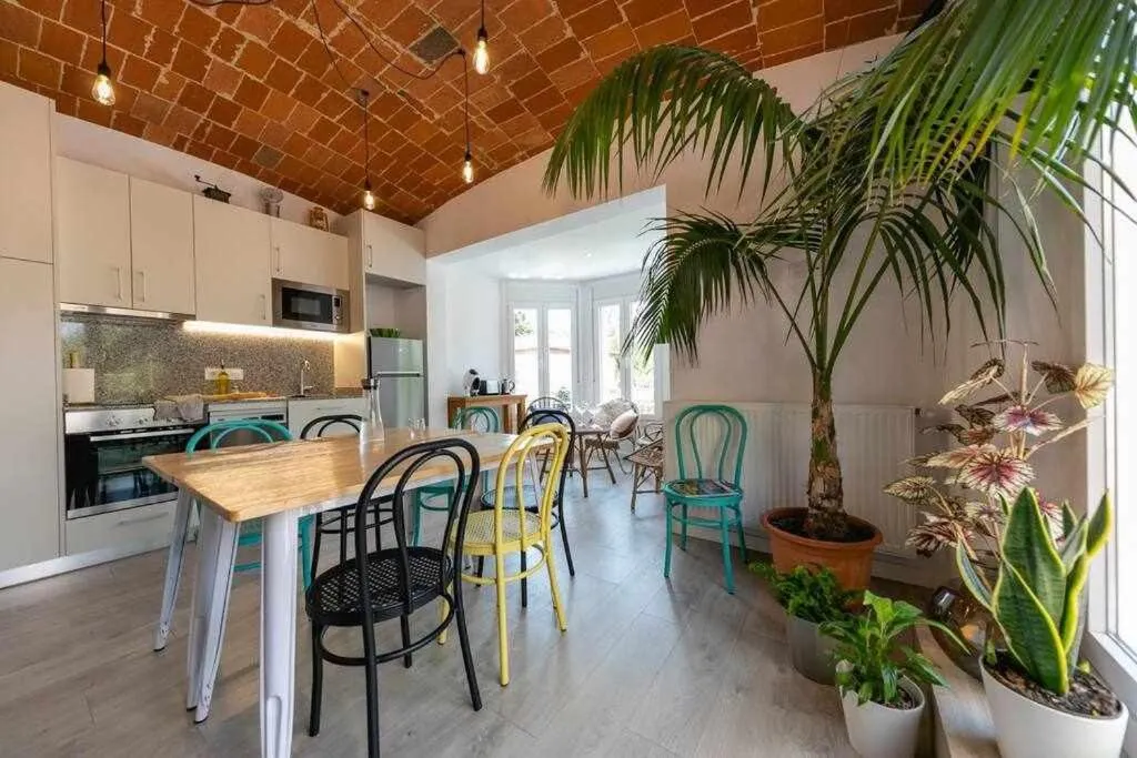 Newly renovated room w Pool & BikeParking