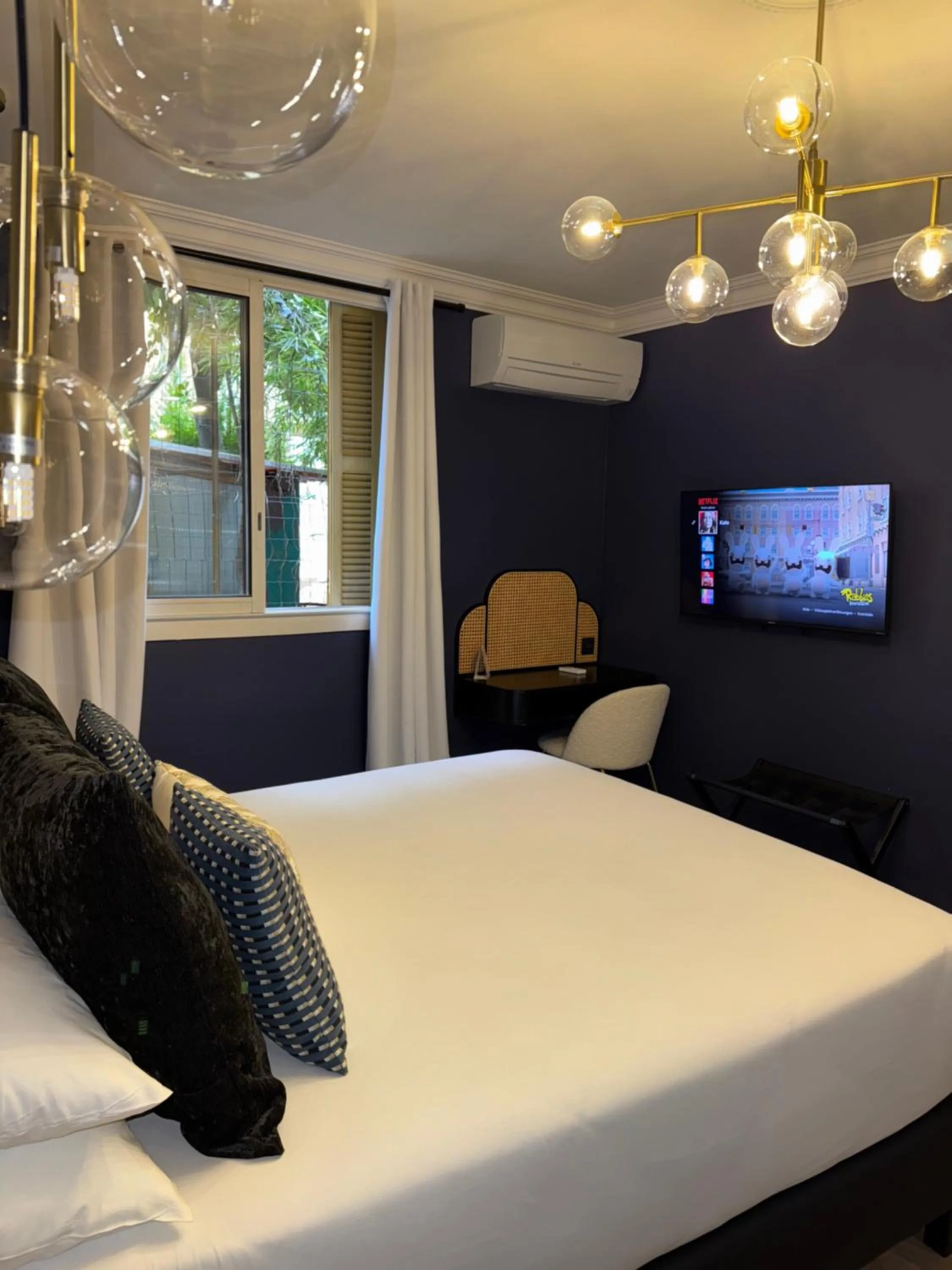 Bedroom, Bed in La Caravelle