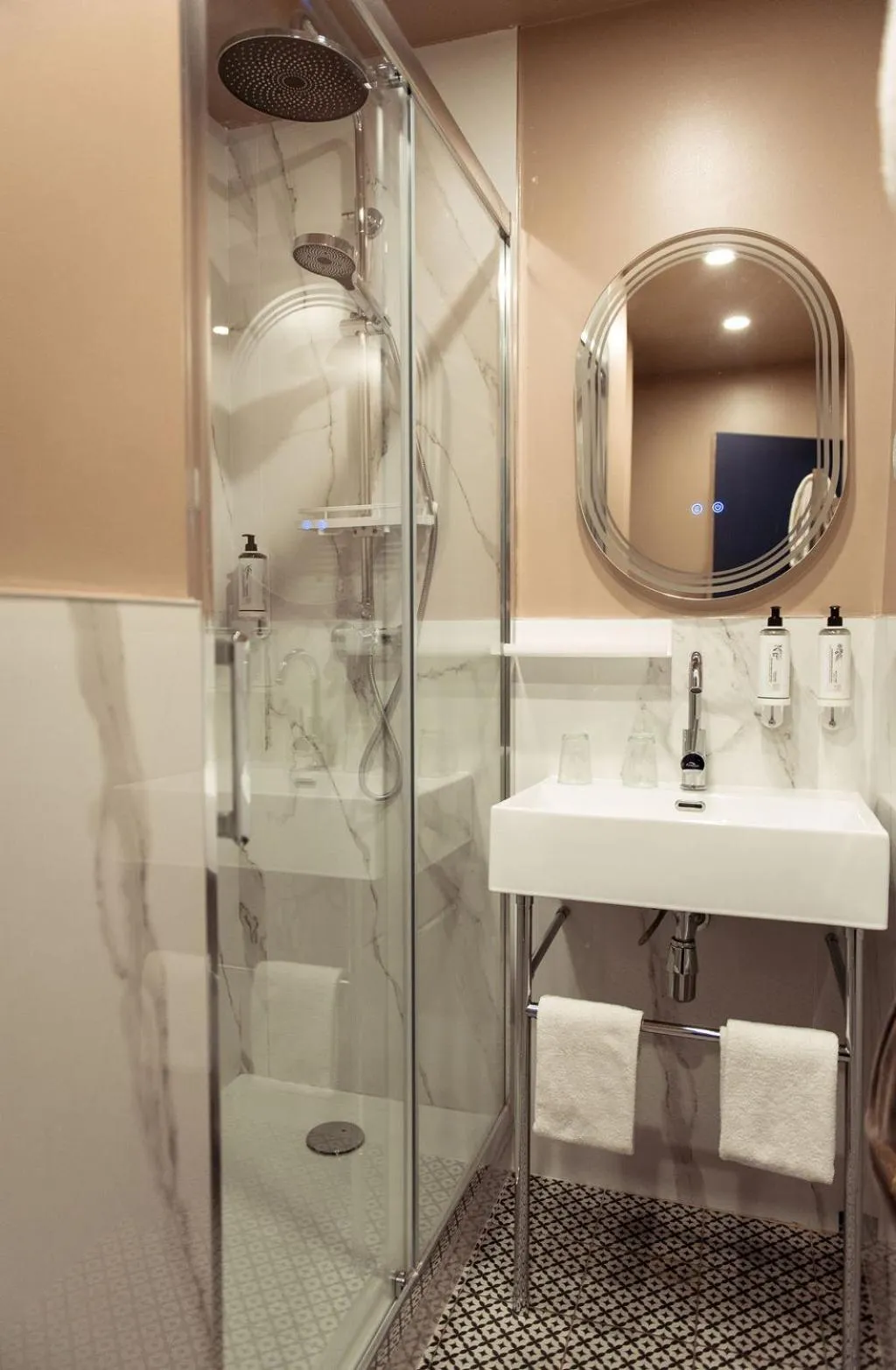 Shower in La Caravelle