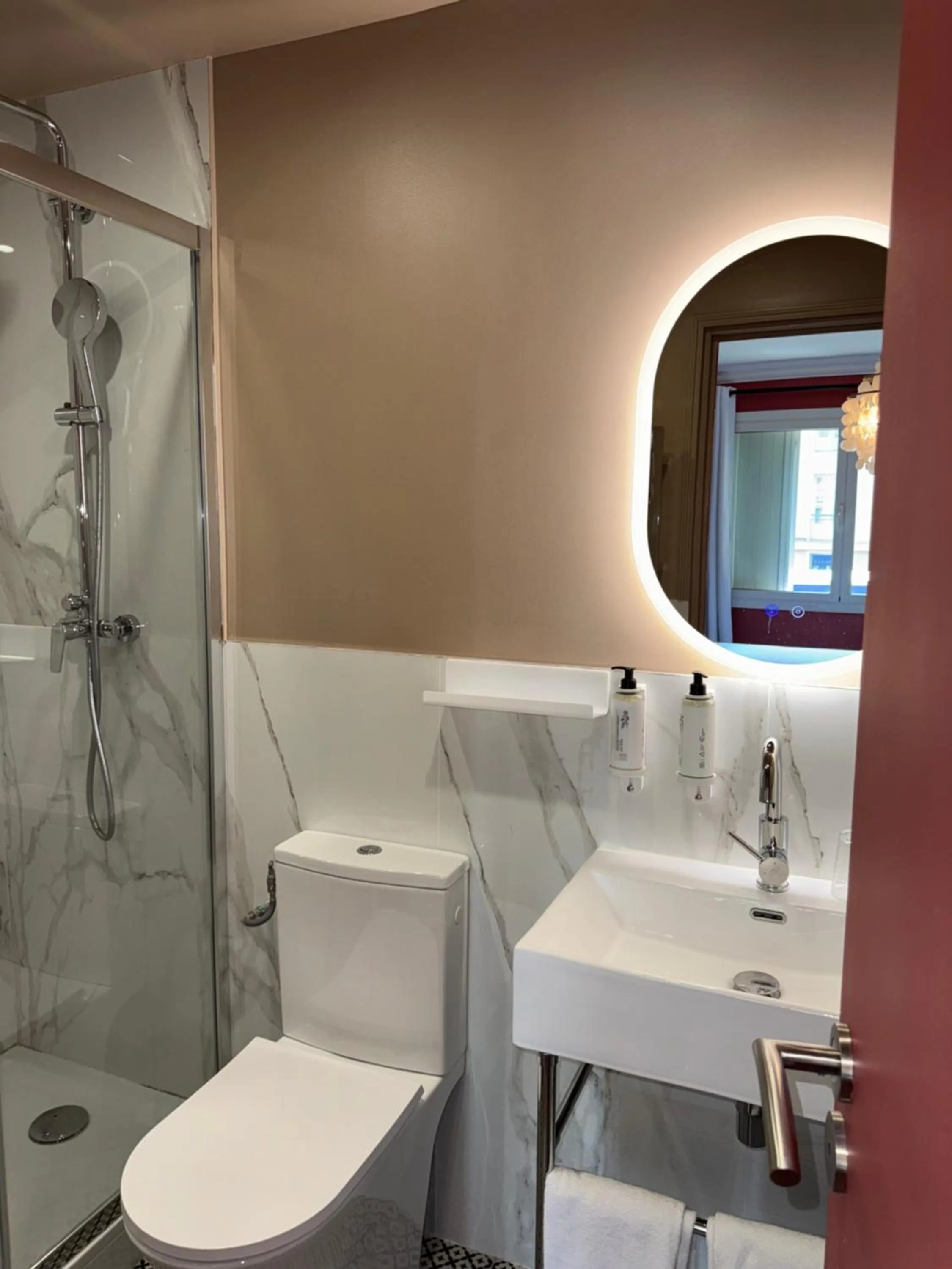 Shower in La Caravelle