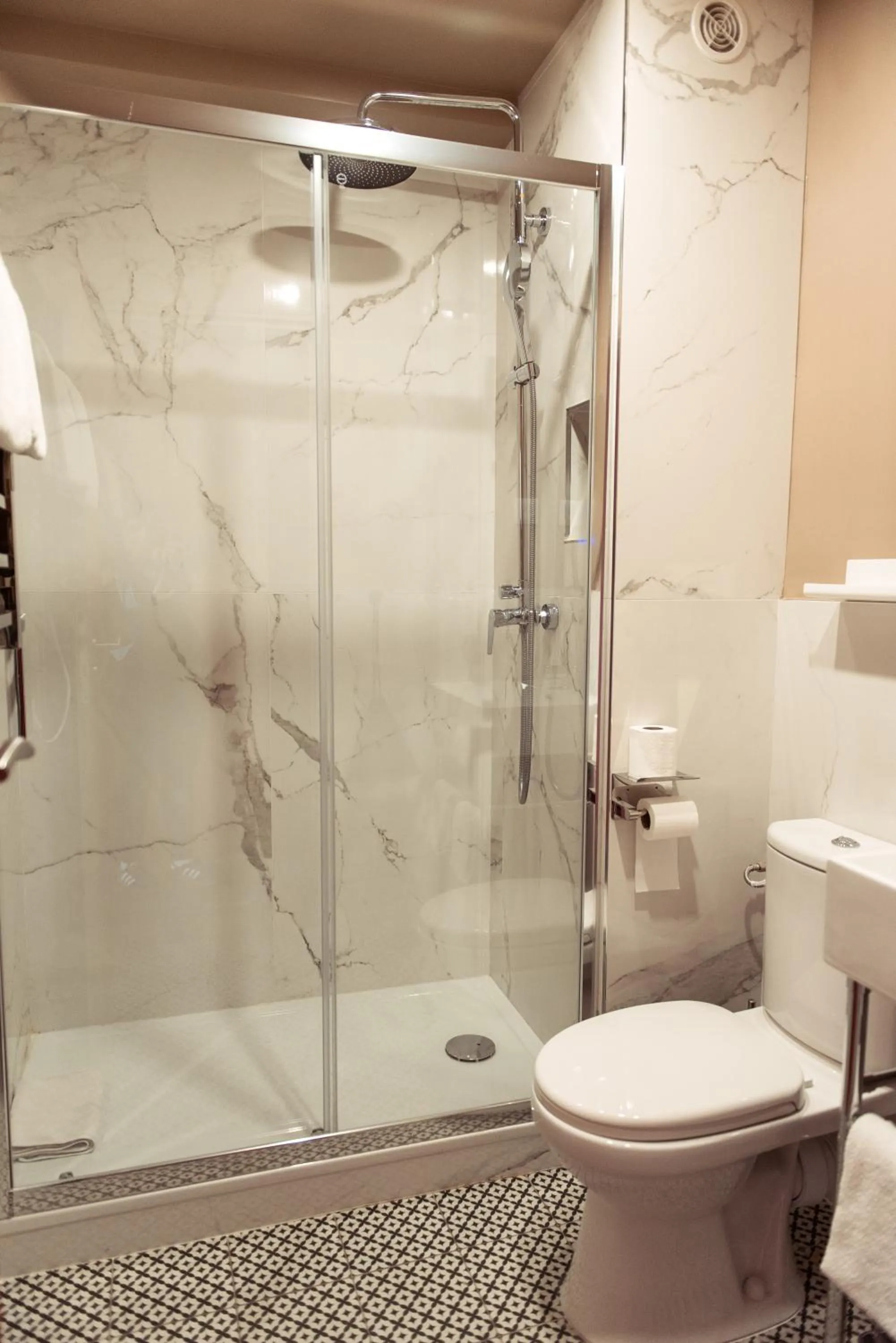 Shower in La Caravelle