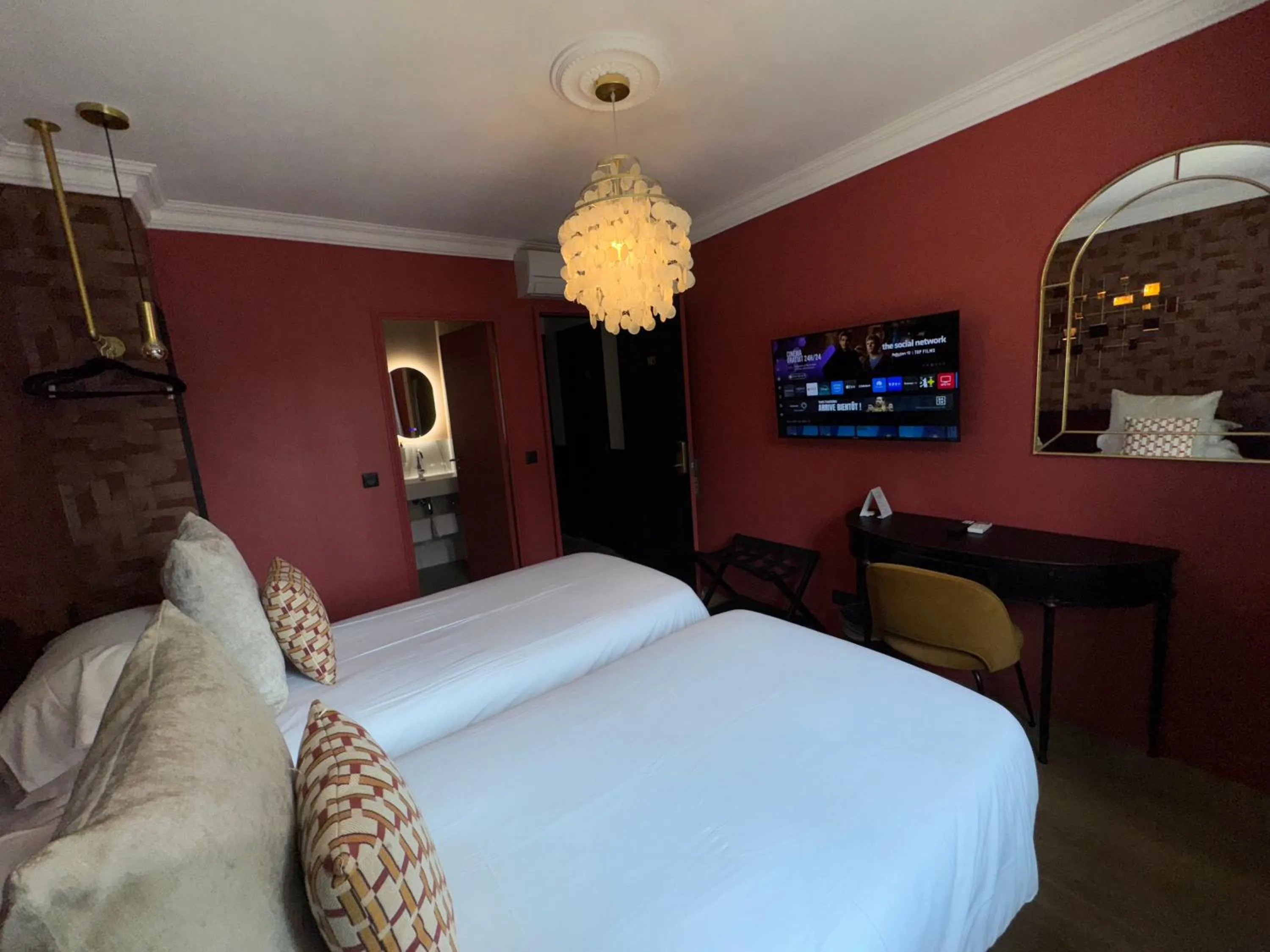 Photo of the whole room, Bed in La Caravelle