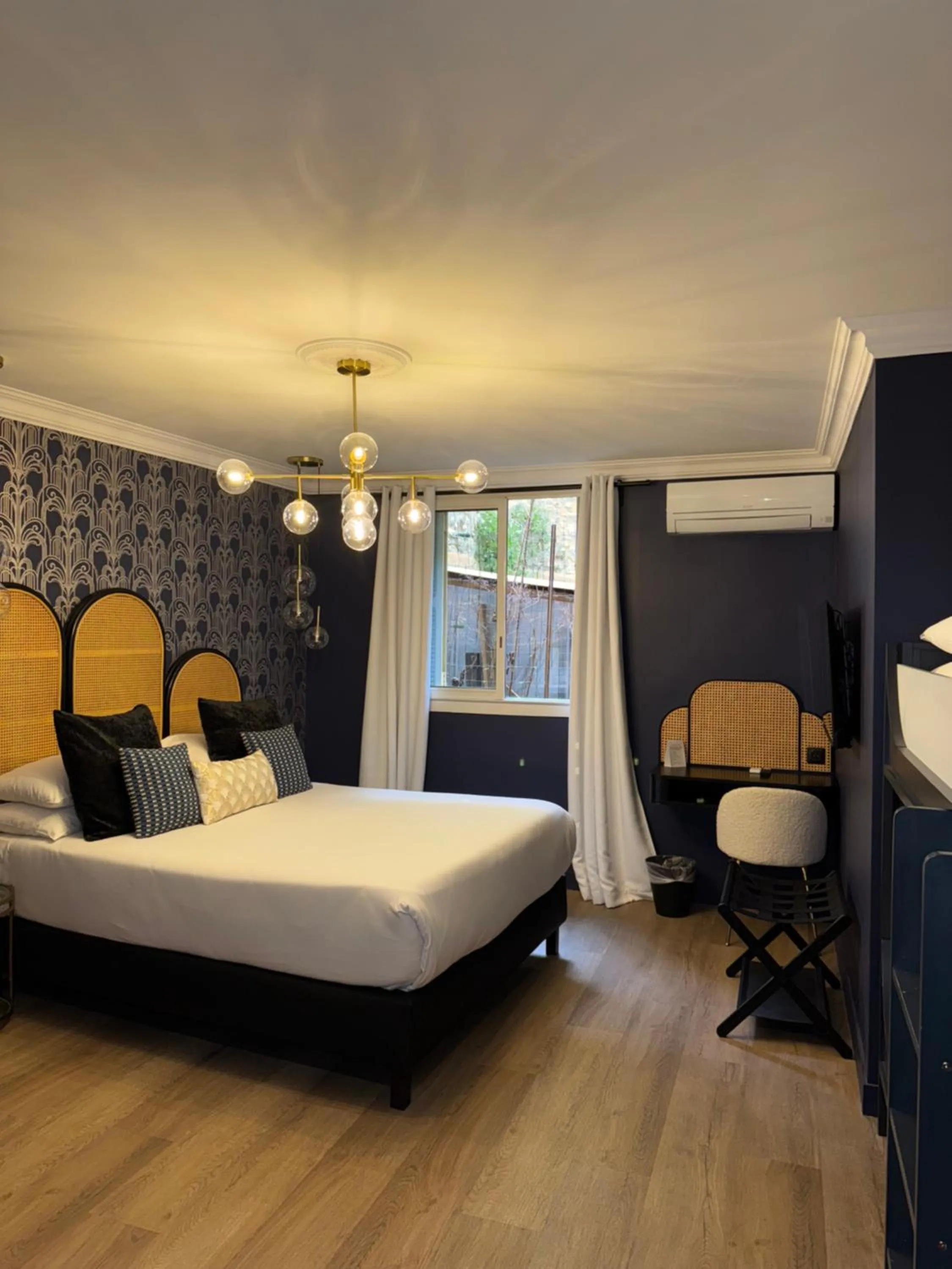 Photo of the whole room, Bed in La Caravelle