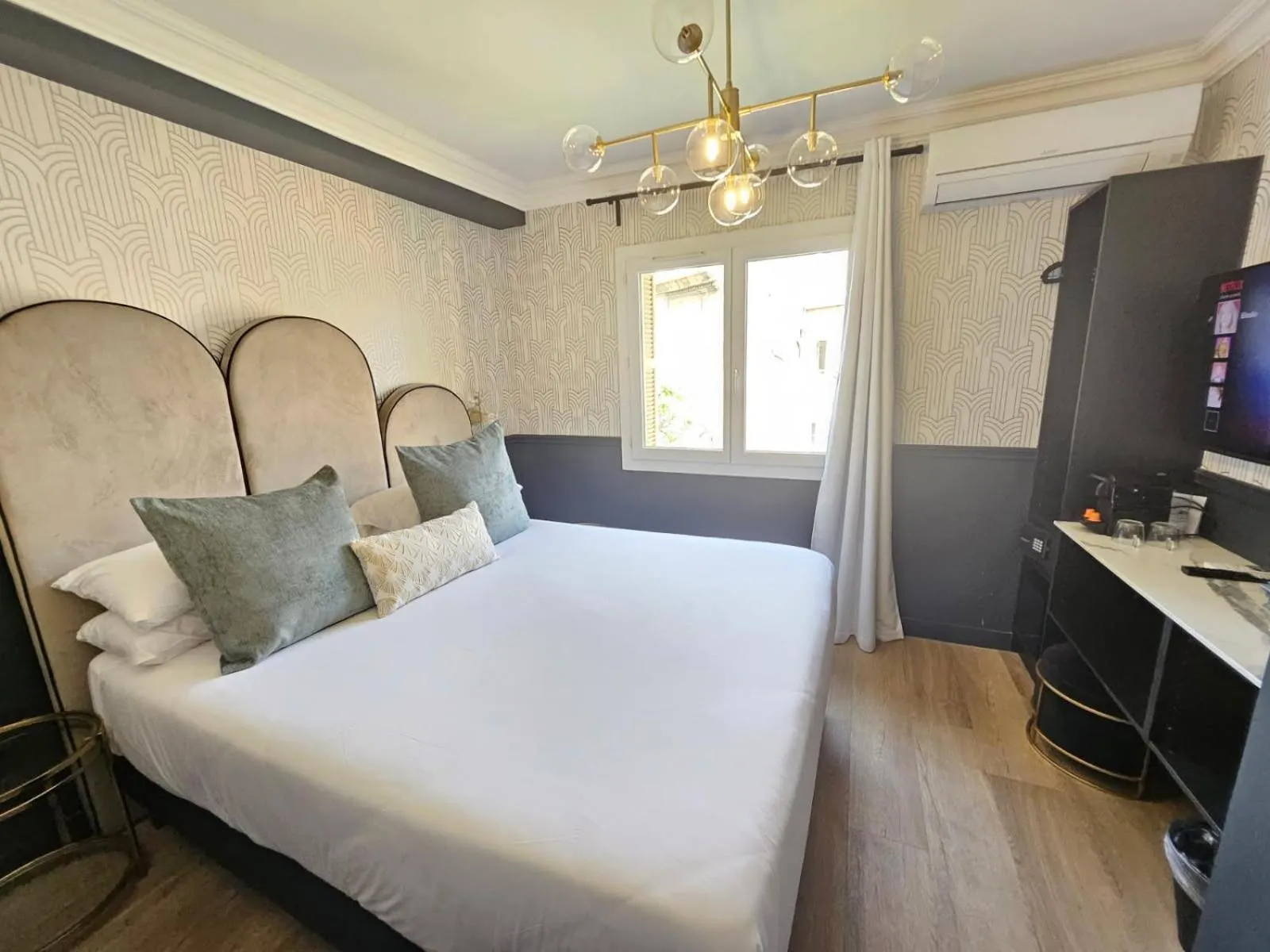 Bedroom, Bed in La Caravelle