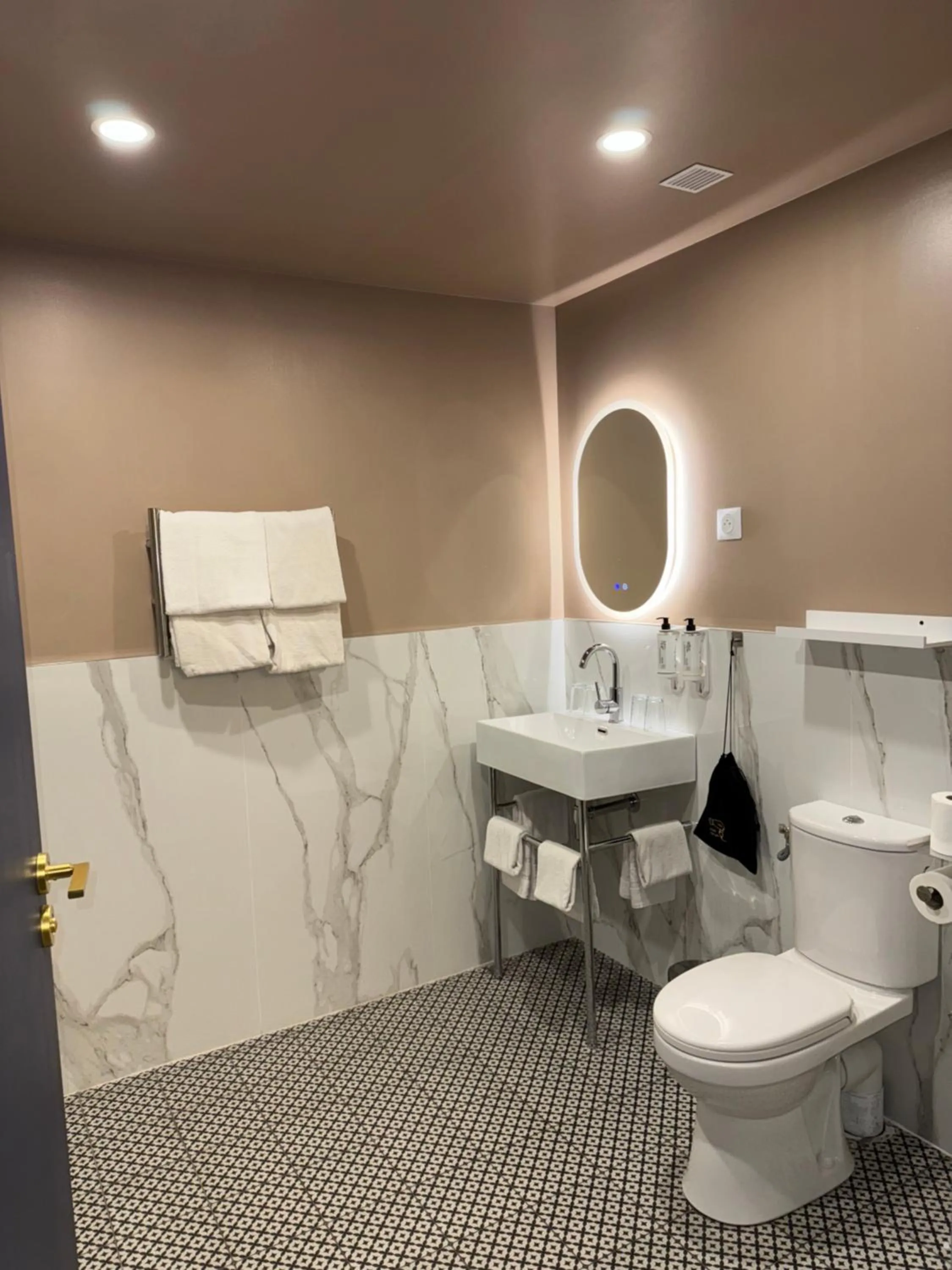 Bathroom in La Caravelle