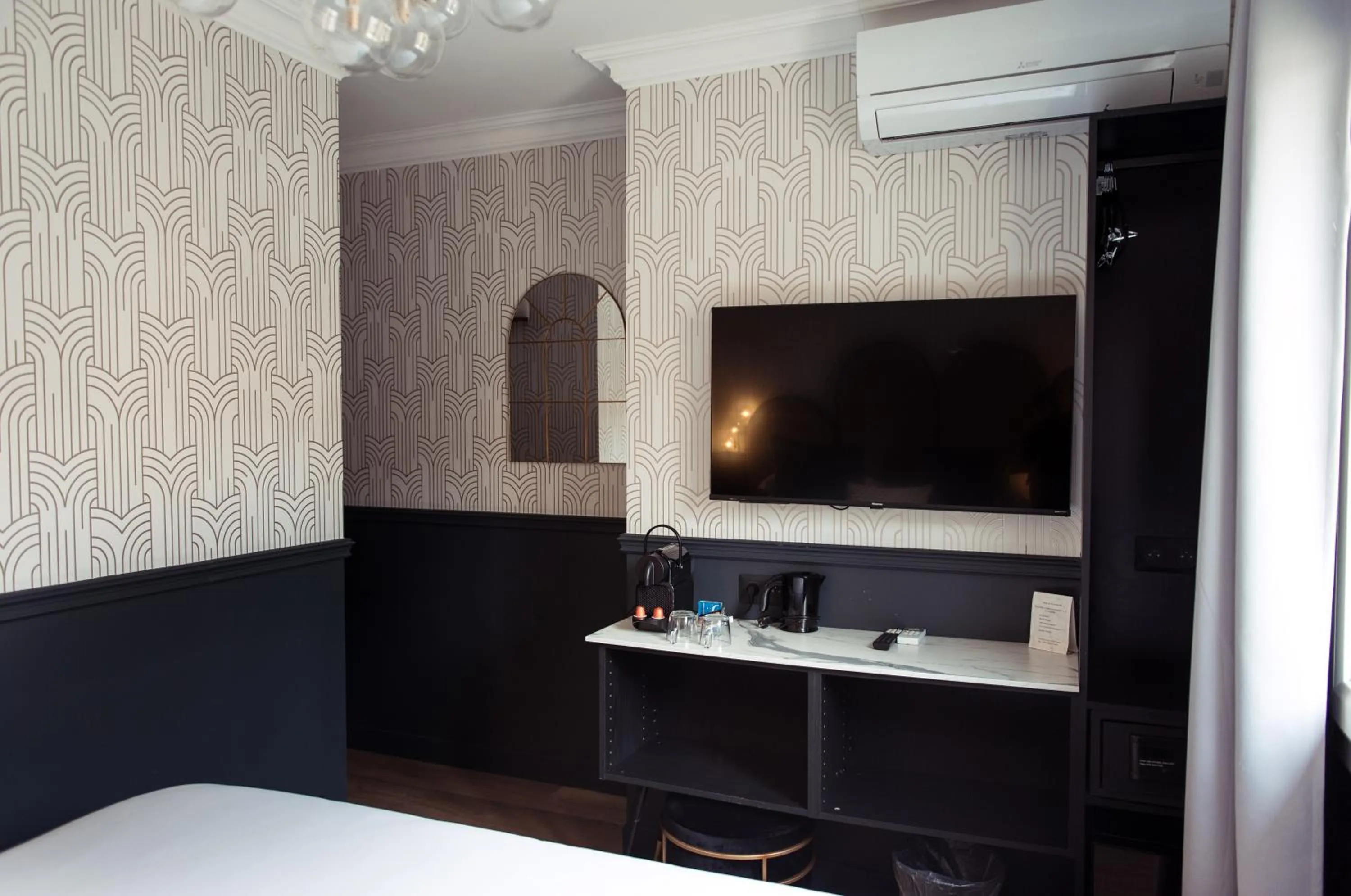 Bedroom, Bed in La Caravelle