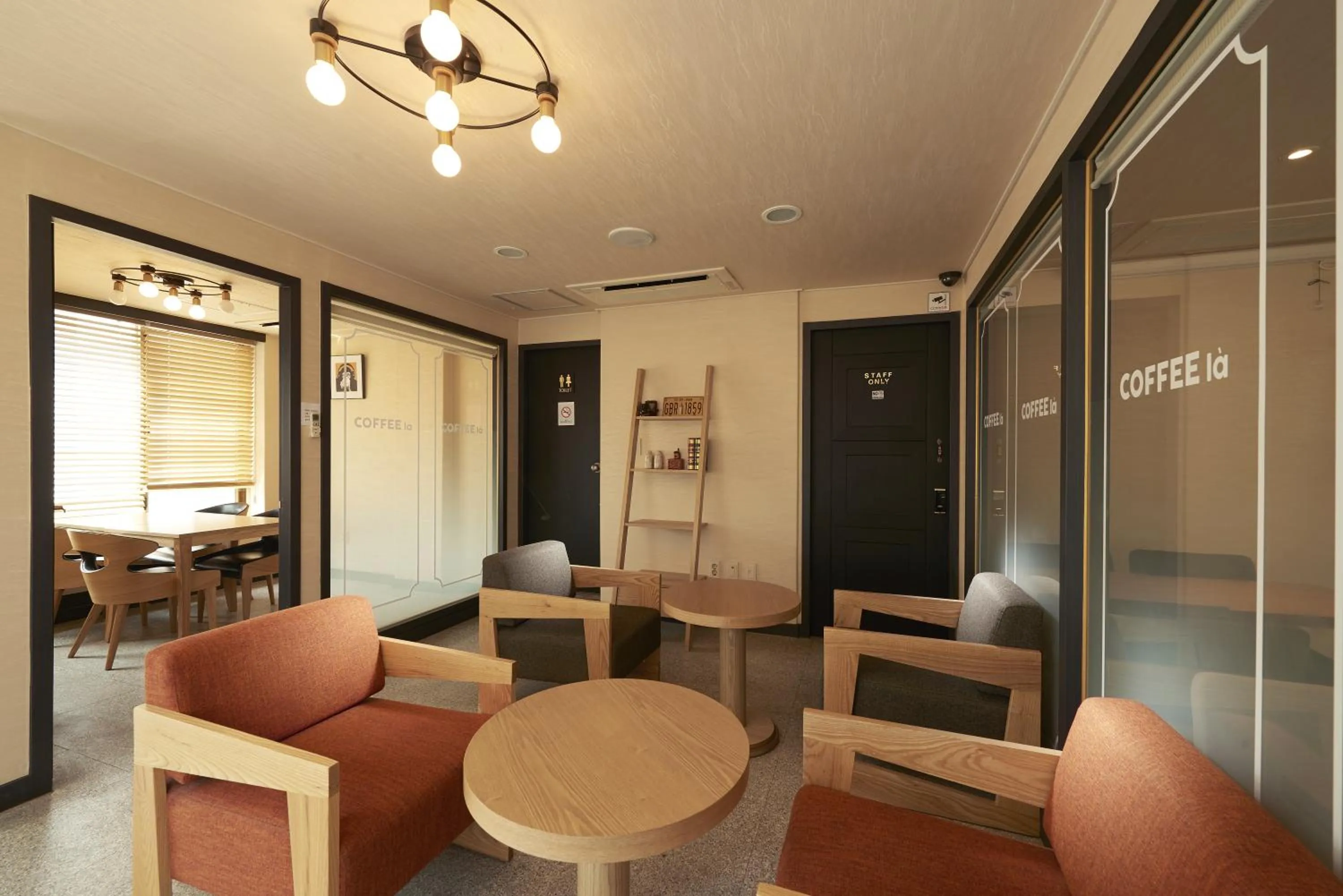 Restaurant/places to eat in Noble Hotel