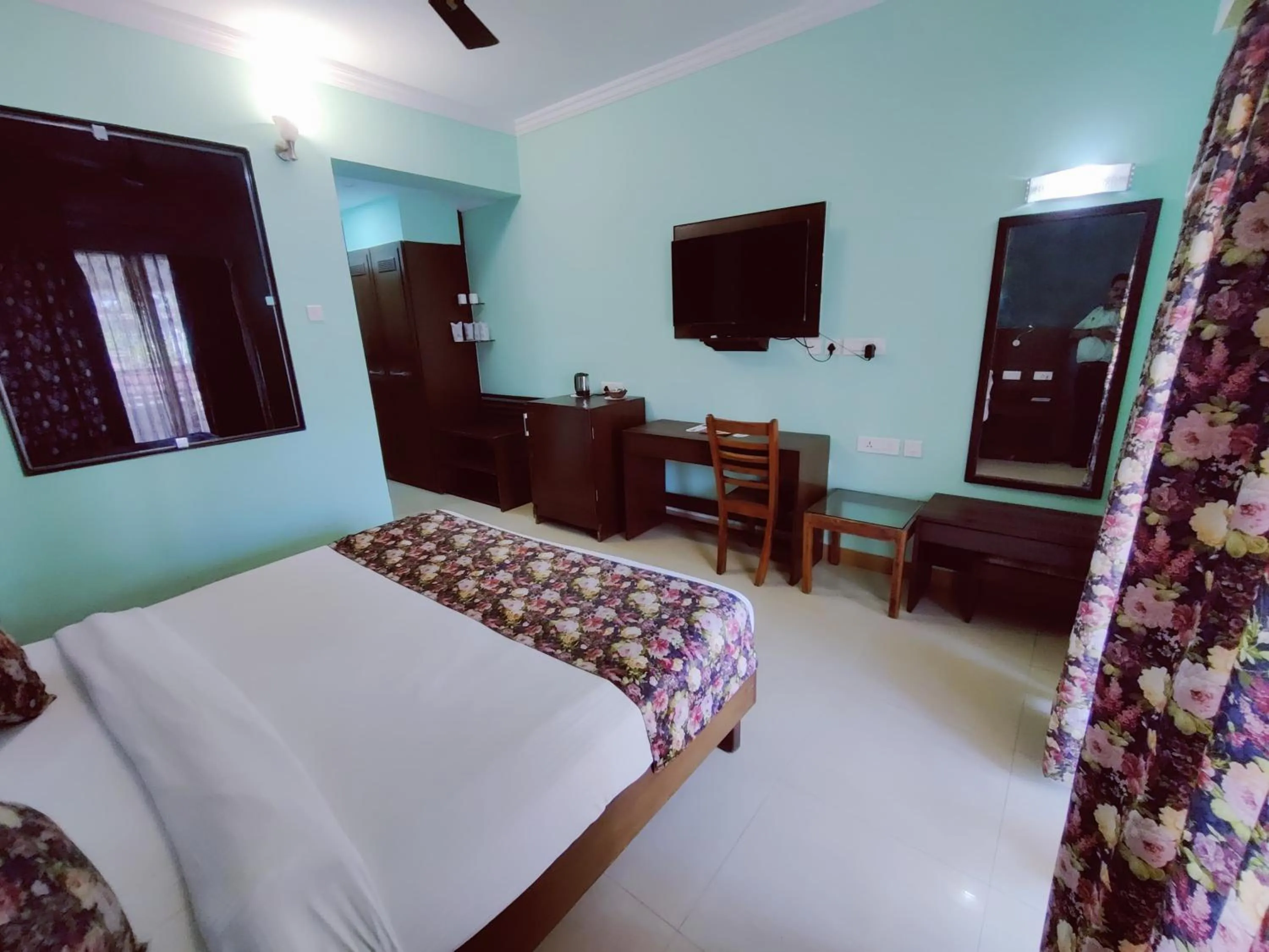 Communal lounge/ TV room, Bed in Hotel Goan Heritage